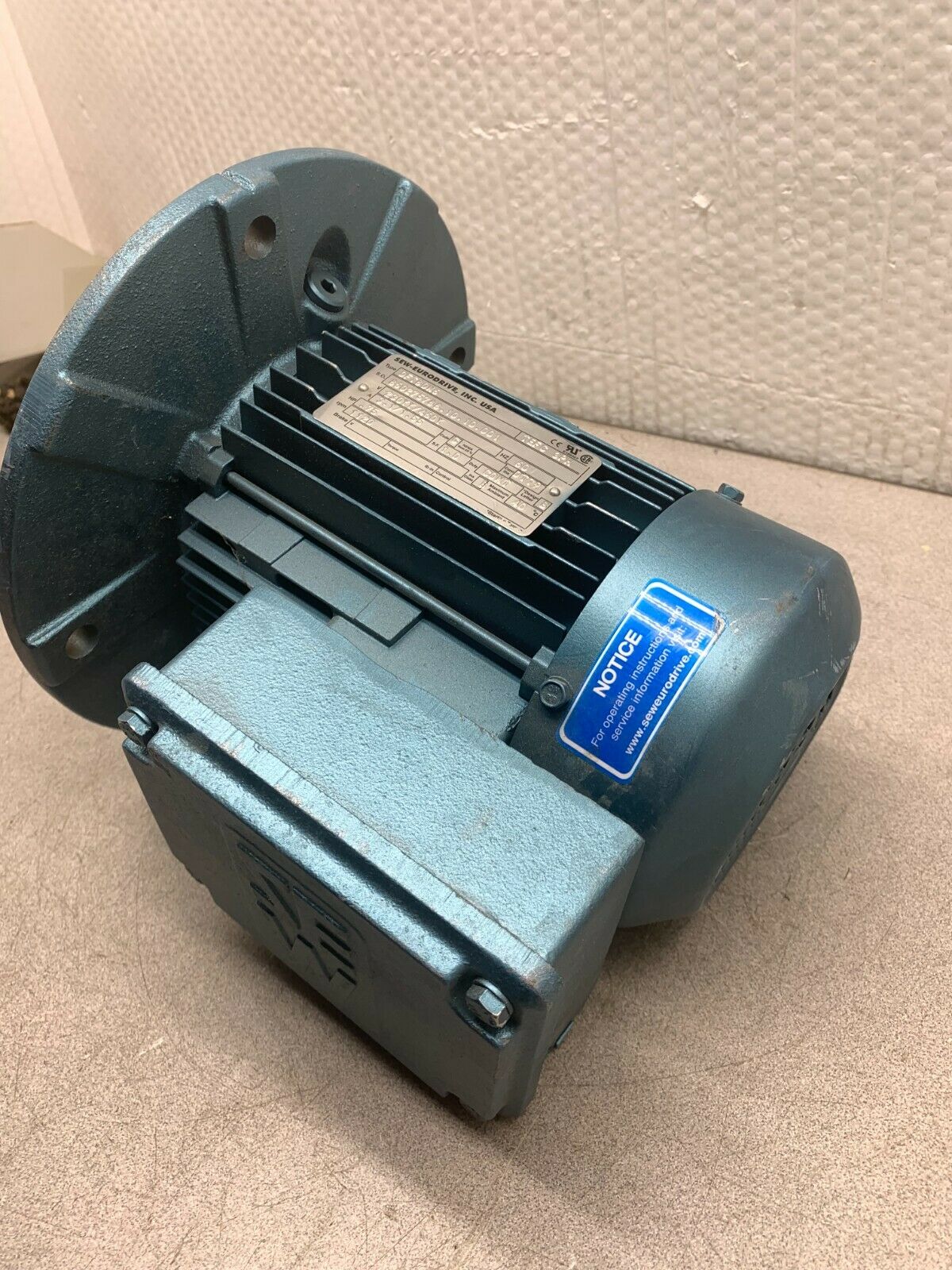 NEW NO BOX SEW EURODRIVE .75HP ELECTRIC MOTOR DFT80N6