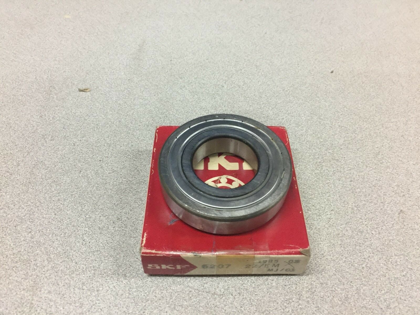 NEW IN BOX SKF BEARING 6207 2Z/EM