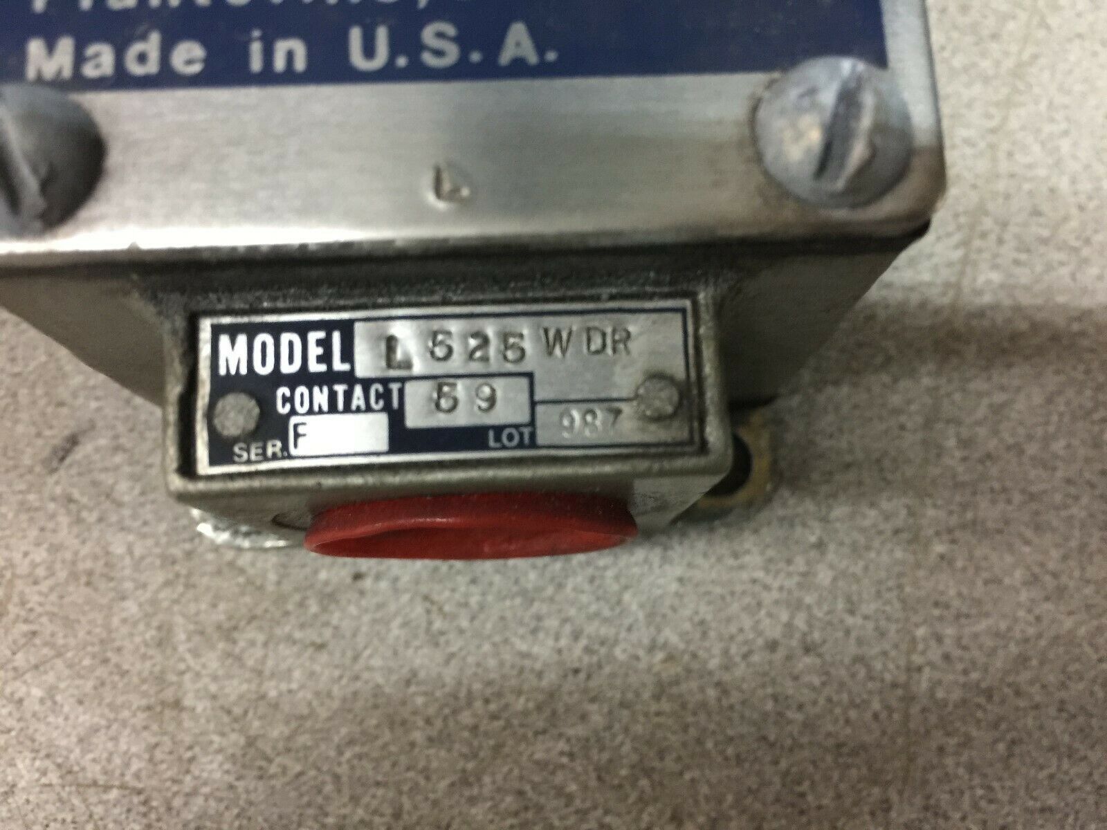 NEW IN BOX TELEMECANIQUE LIMIT SWITCH L525WDR