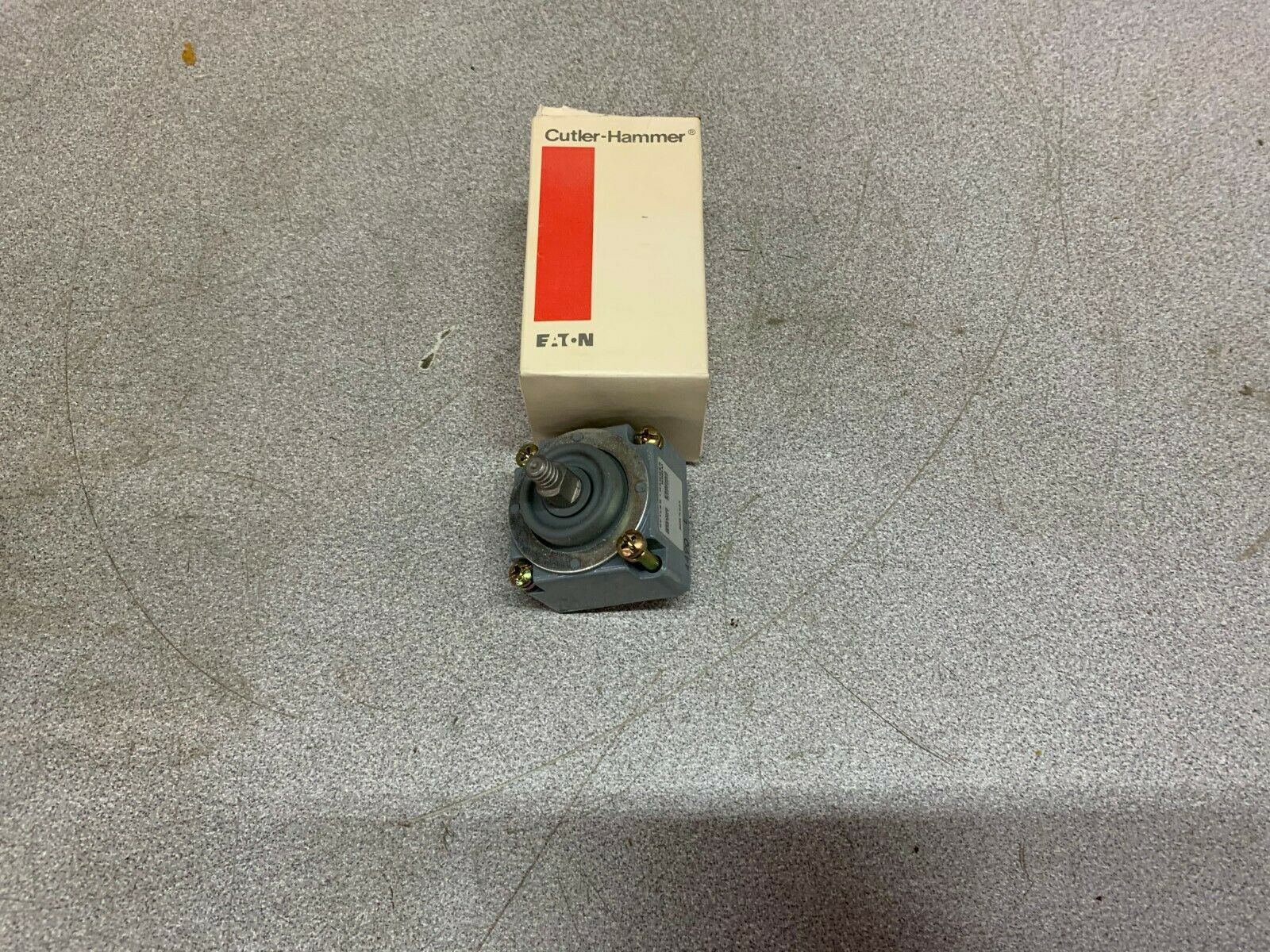 NEW IN BOX CUTLER HAMMER LIMIT SWITCH HEAD E50DW2