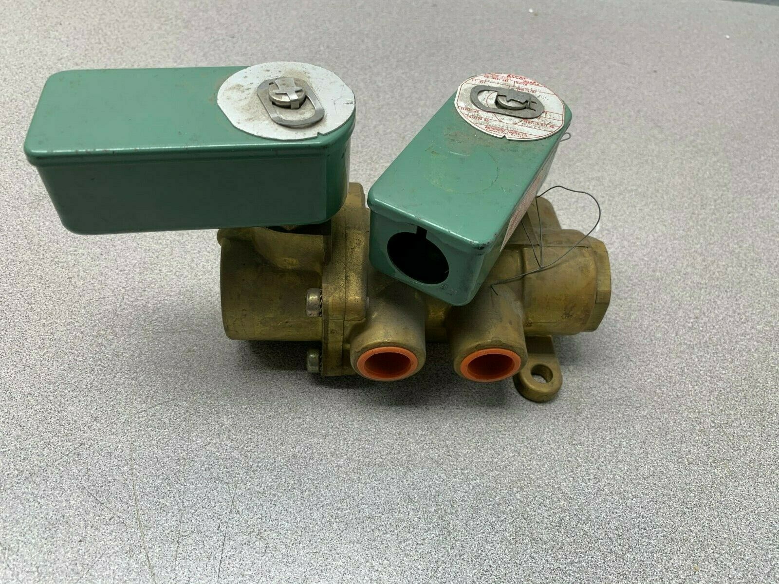 NEW NO BOX ASCO RED HAD 1/2" PIPE 125VDC. SOLENOID VALVE JKC834482