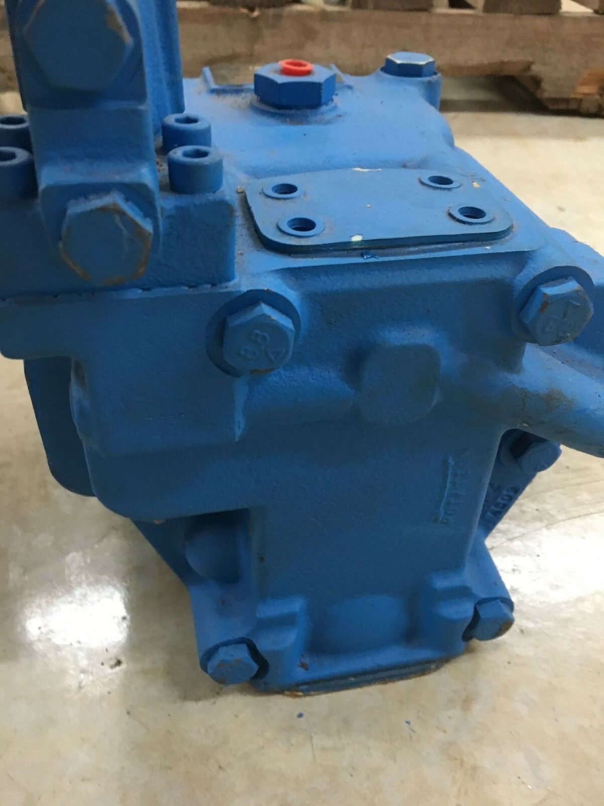 NEW NO BOX VICKERS 323050 HYDRAULIC PUMP PVH074R