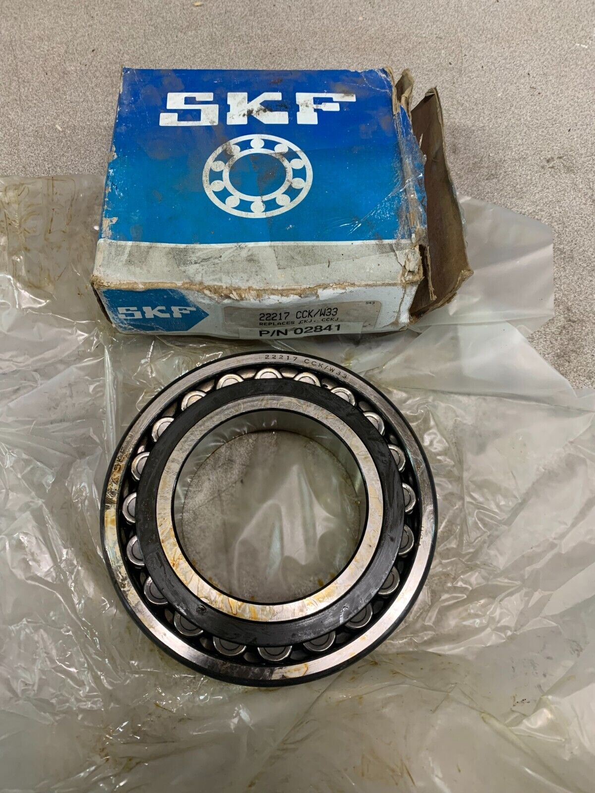 NEW IN BOX SKF SPHERICAL ROLLER BEARING 22217 CCK/W33