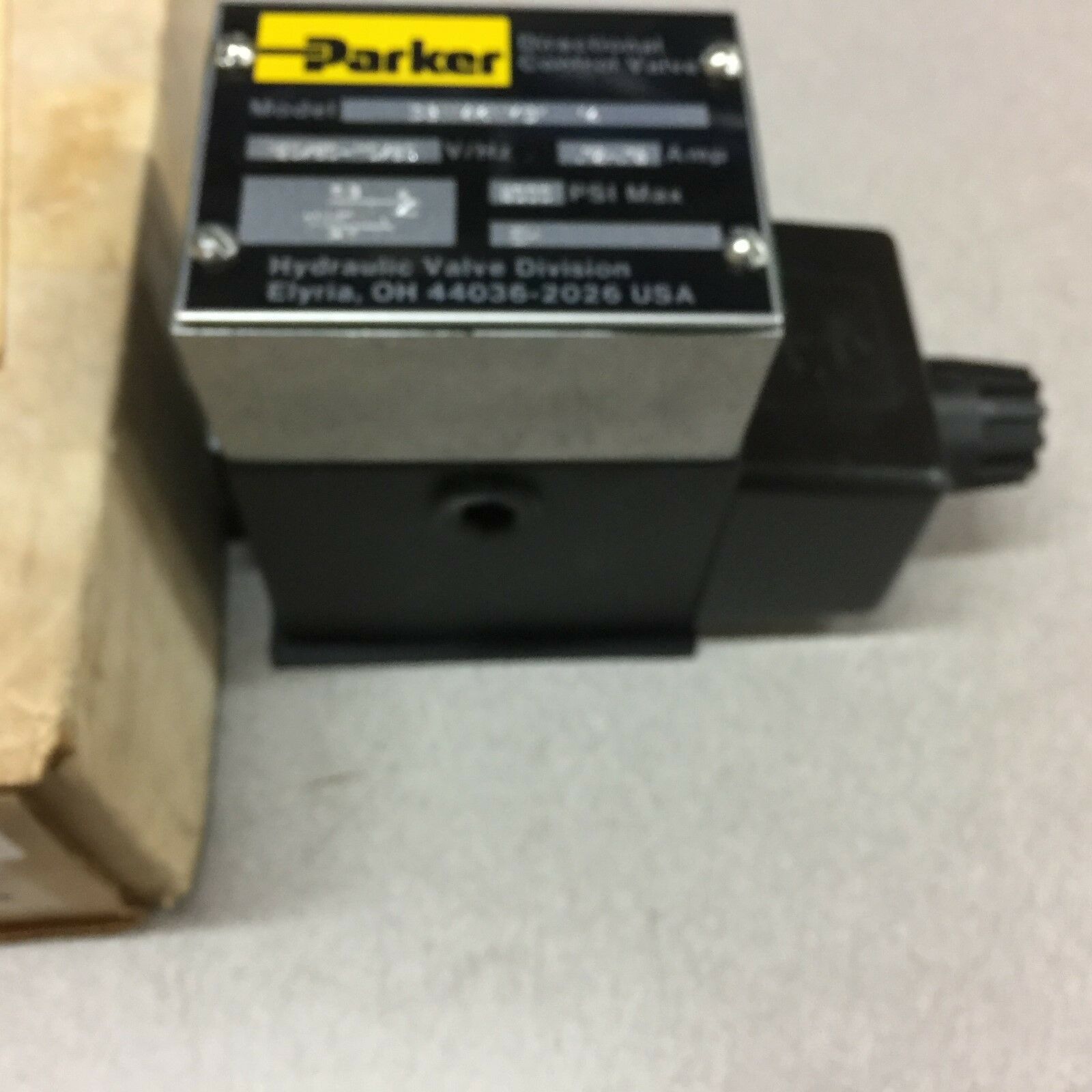 NEW IN BOX PARKER DIRECTIONAL CONTROL VALVE D3W4KNYC1-14