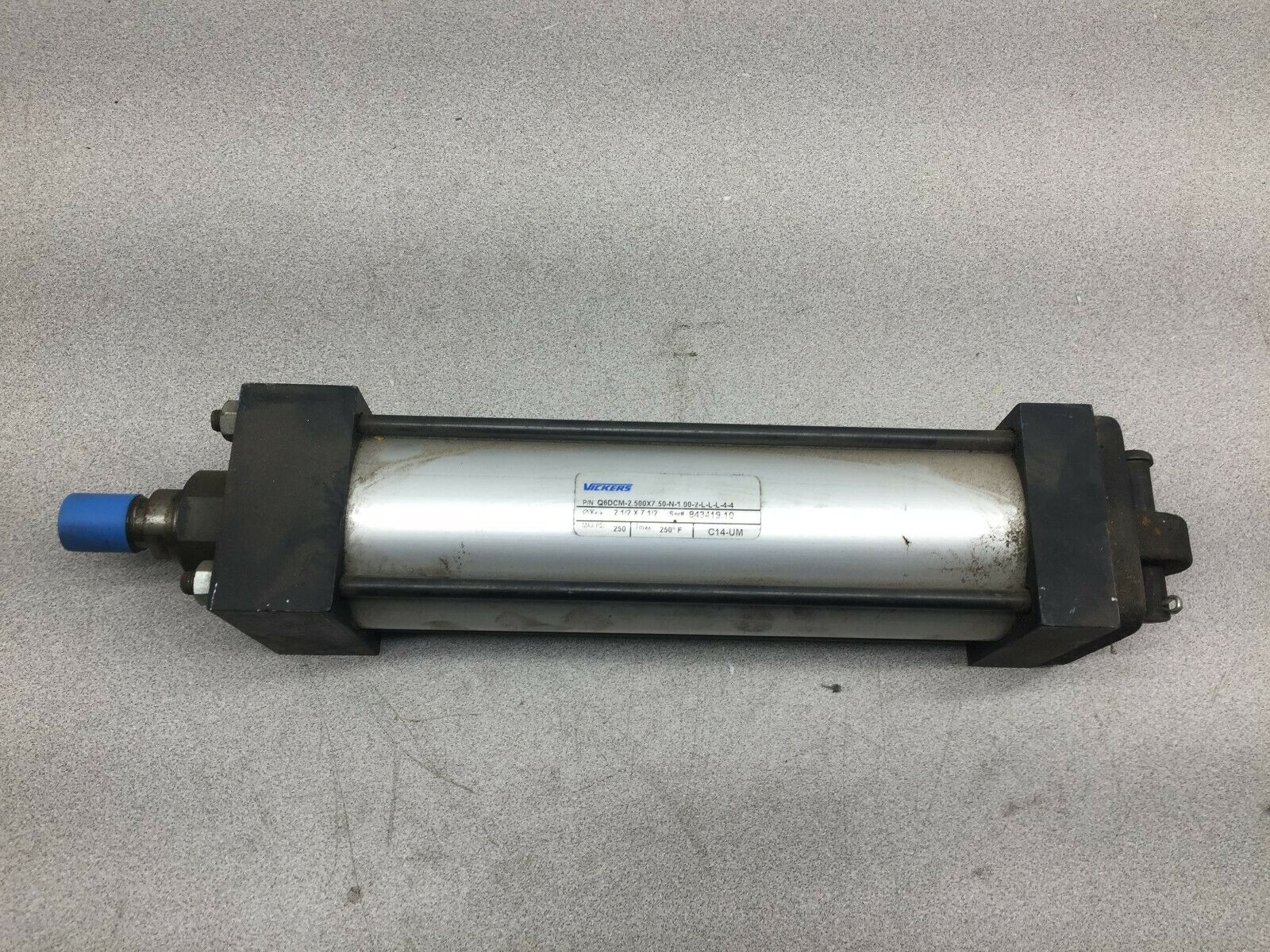 NEW NO BOX VICKERS 2 1/2BORE 7 1/2 STROKE 250PSI CYLINDER Q6DCM-2.500X7.50-N-1.0