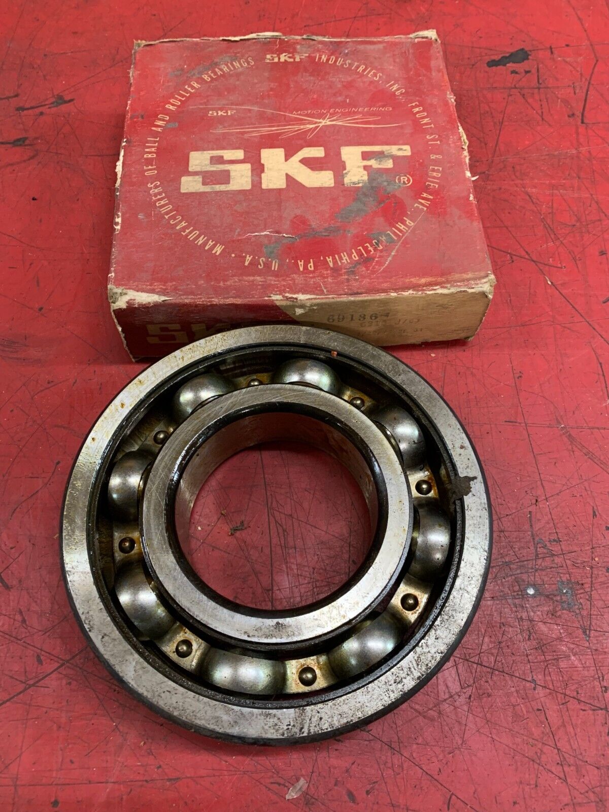 NEW IN BOX SKF ROLLER BEARING 69136 C318 J/C3