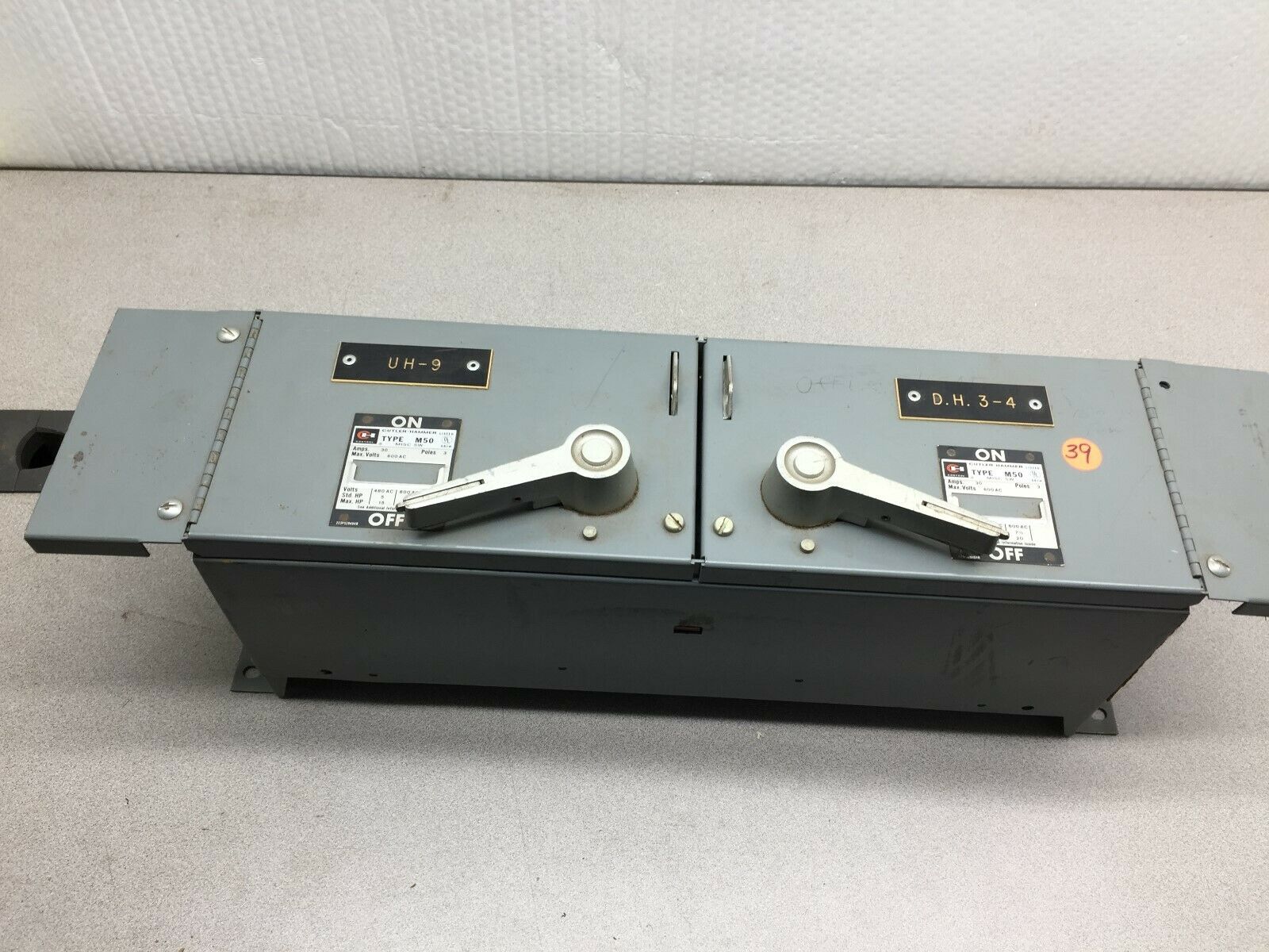 USED CUTLER HAMMER DUAL M50 30AMP 600VAC 3POLE BREAKER PANEL M50AT3611R A1 4A