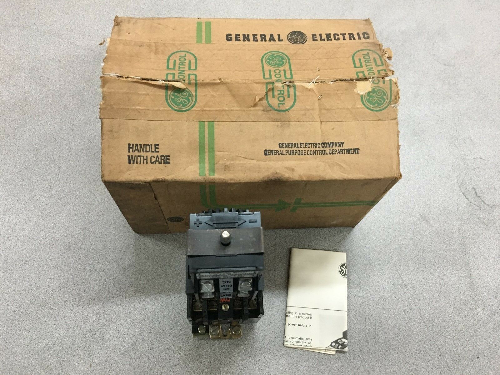 NEW IN BOX GENERAL ELECTRIC TIME DELAY RELAY WITH TIMER CR122B04022A