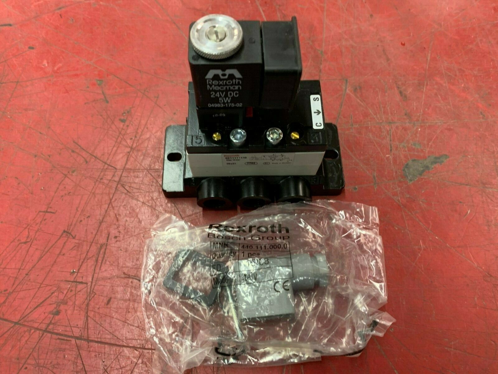 NEW NO BOX REXROTH PNEUMATIC VALVE 5811111110