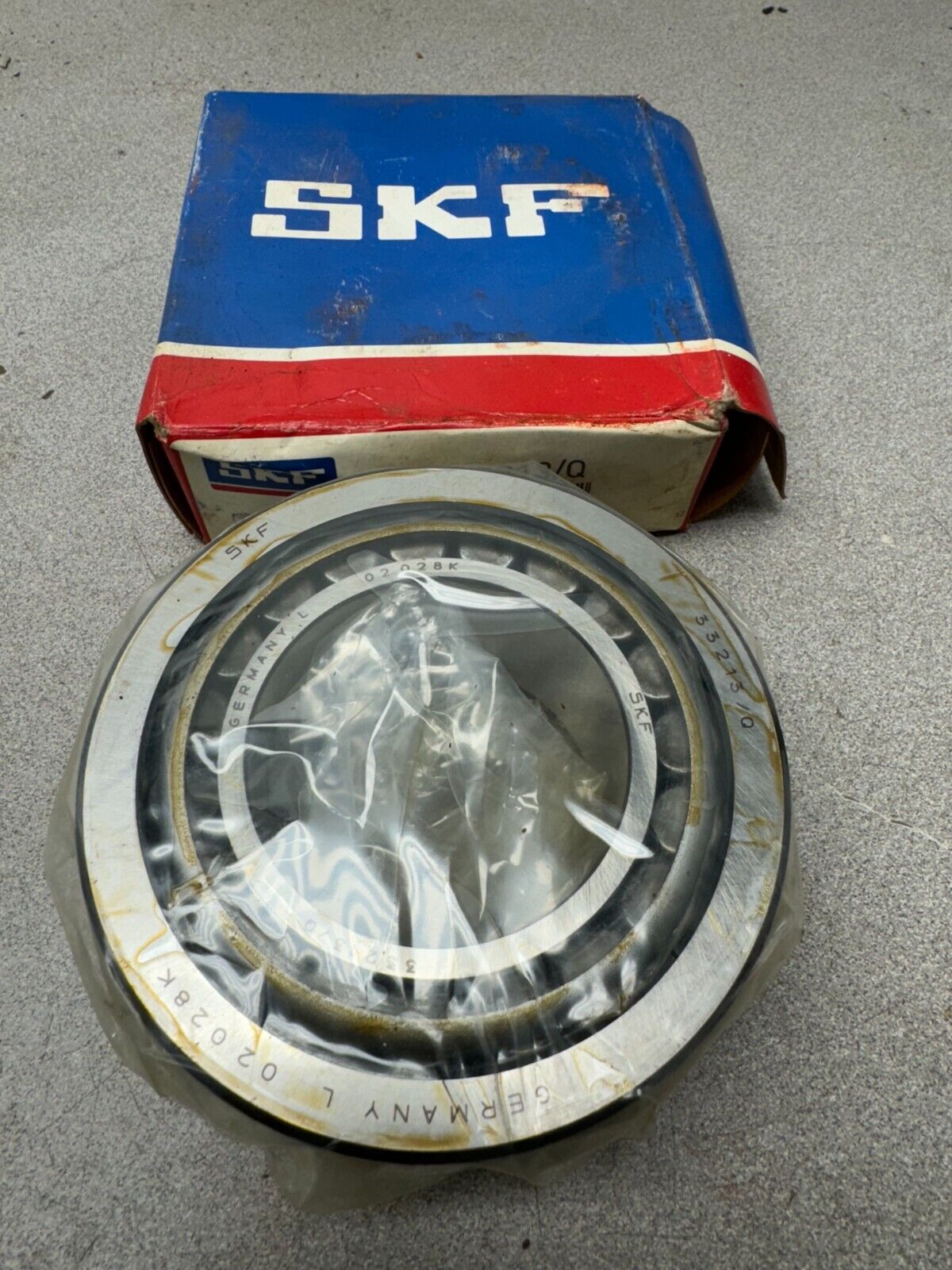NEW IN BOX SKF TAPERED ROLLER BEARING WITH CUP 33213/Q
