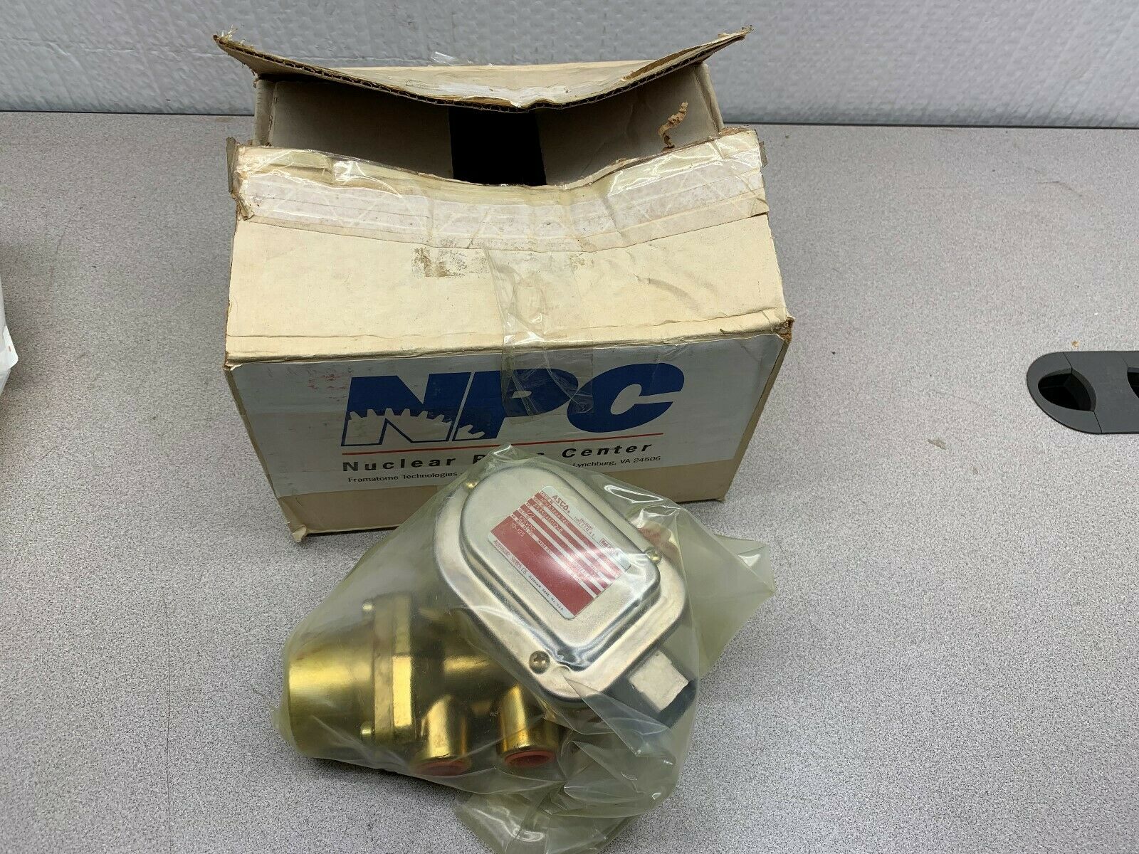NEW ASCO RED HAT NUCLEAR SERIES 125VDC. SOLENOID VALVE 1/2" PIPE NPK8344A74E