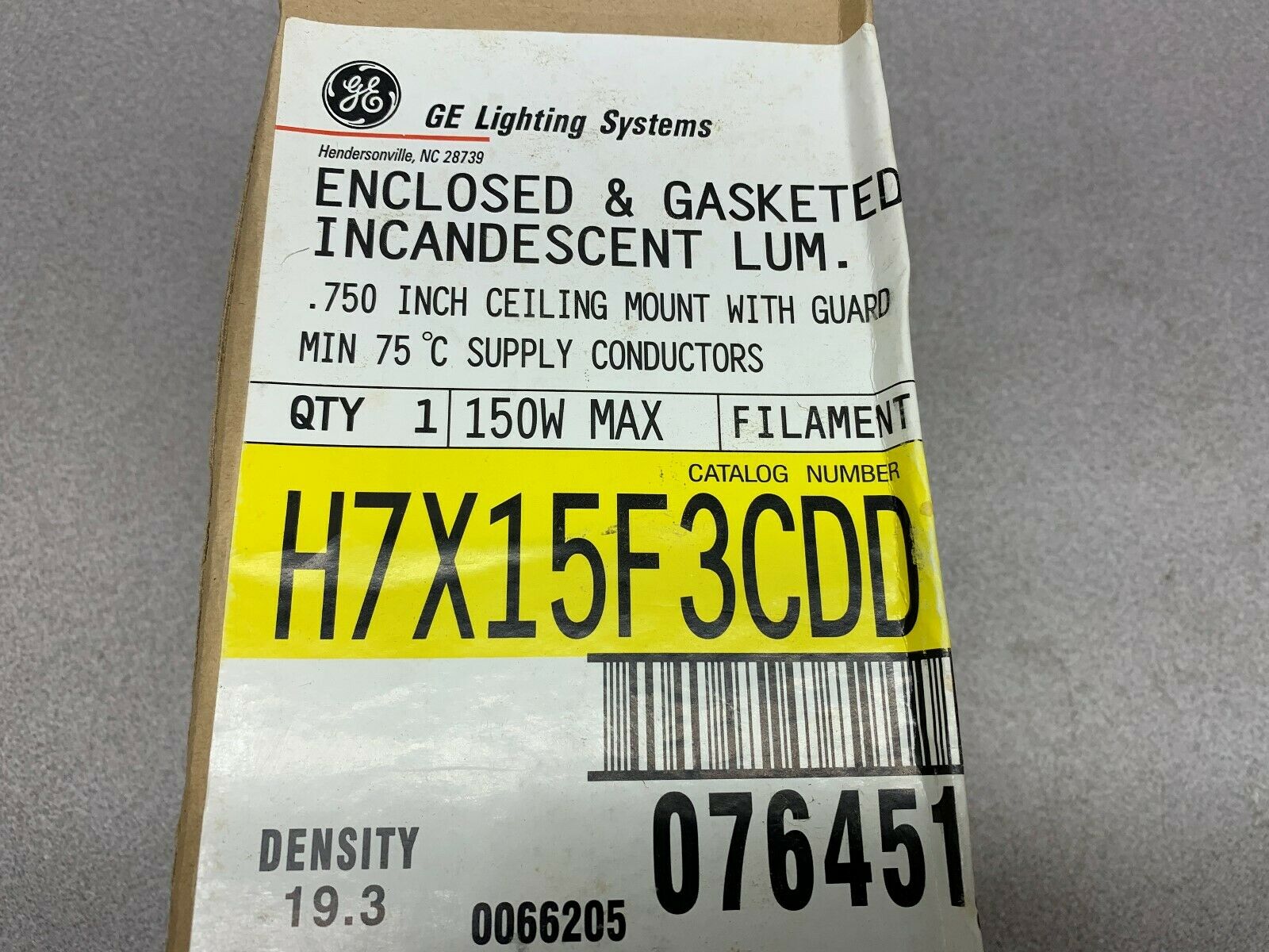 NEW IN BOX GE ENCLOSED GASKETED INCANDESCENT LUM. H7X15F3CDD