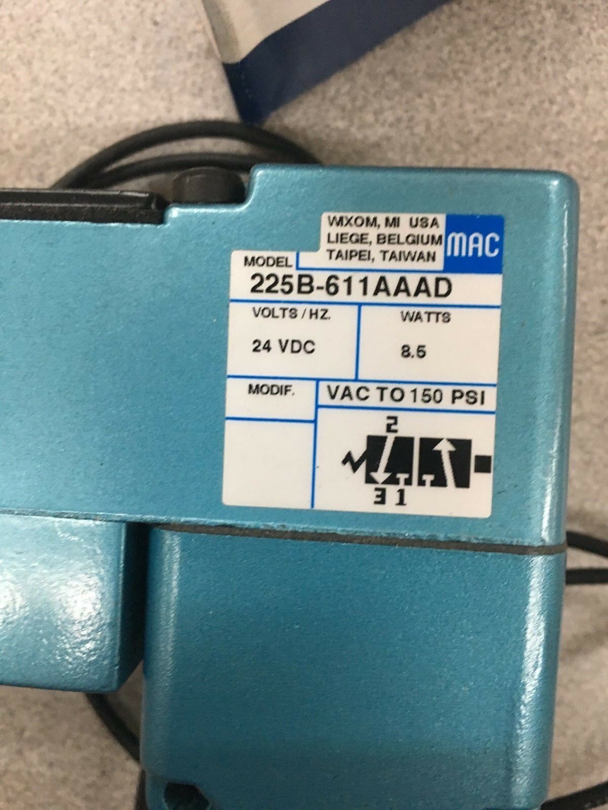 NEW IN BOX MAC PNEUMATIC SOLENOID VALVE 225B-611AAAD