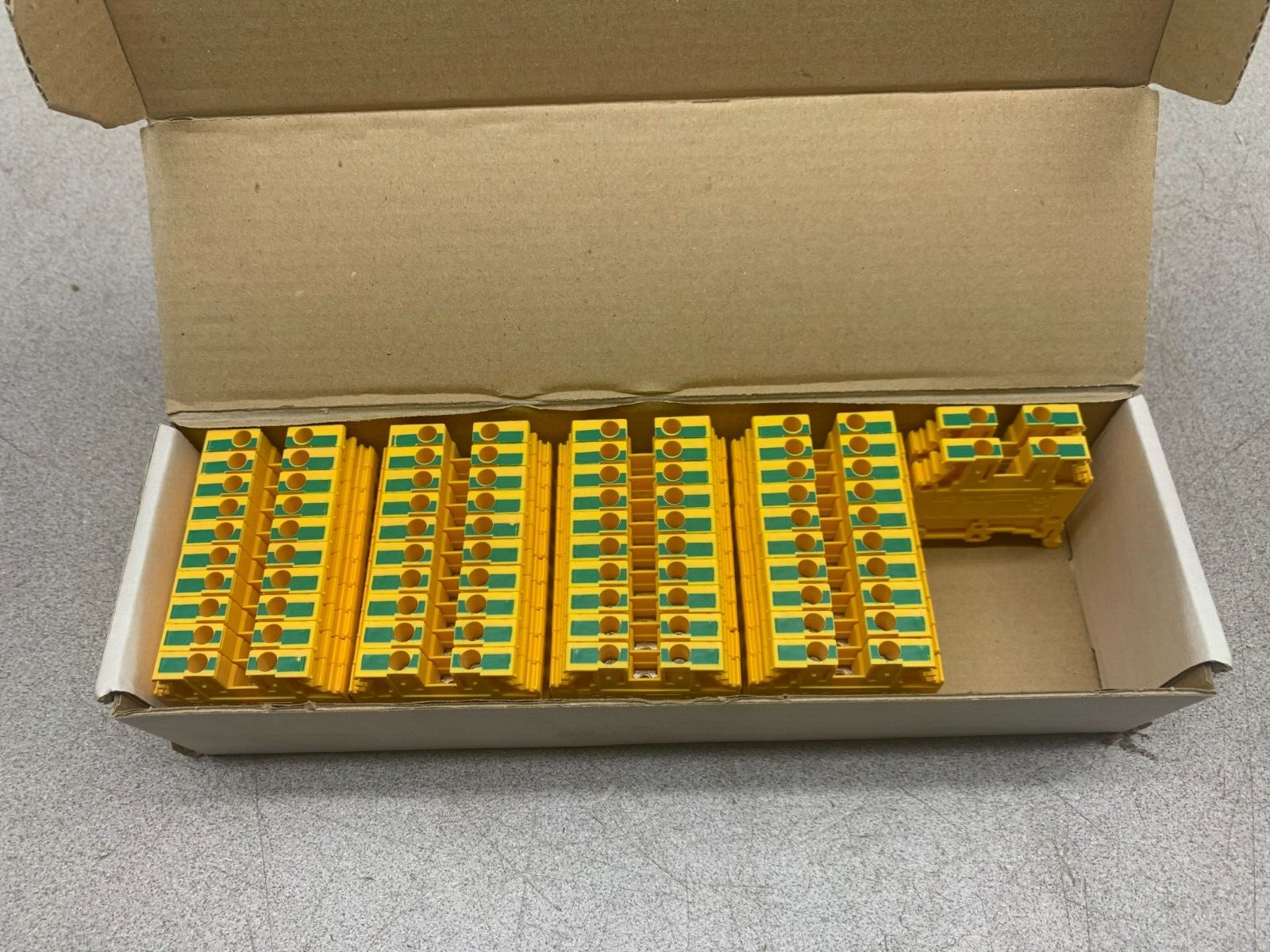 NEW BOX OF 42 ENTRELEC M4/6.PI TERMINAL BLOCKS 1SNA165275R0000