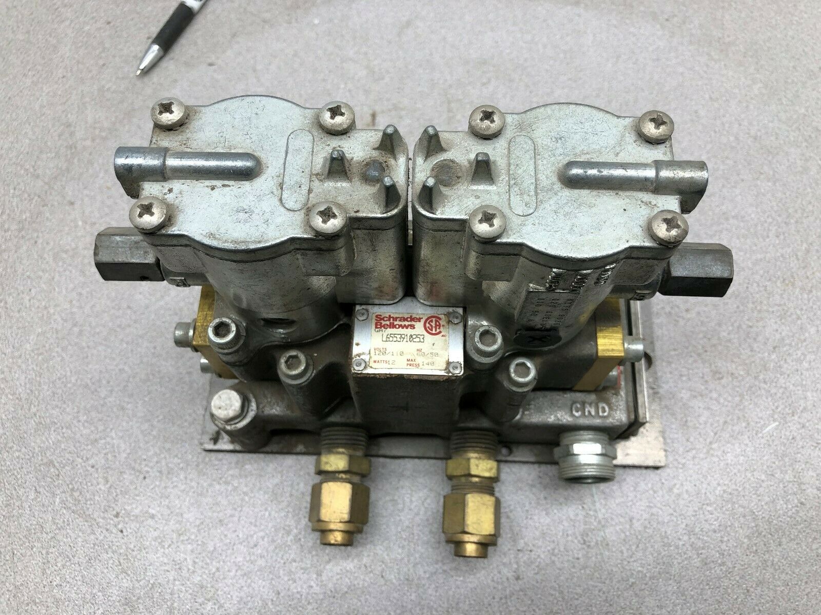 USED SCHRADER BELLOWS 120 VAC 140 PSI PNEUMATIC SOLENOID VALVE WITH BASE L655391