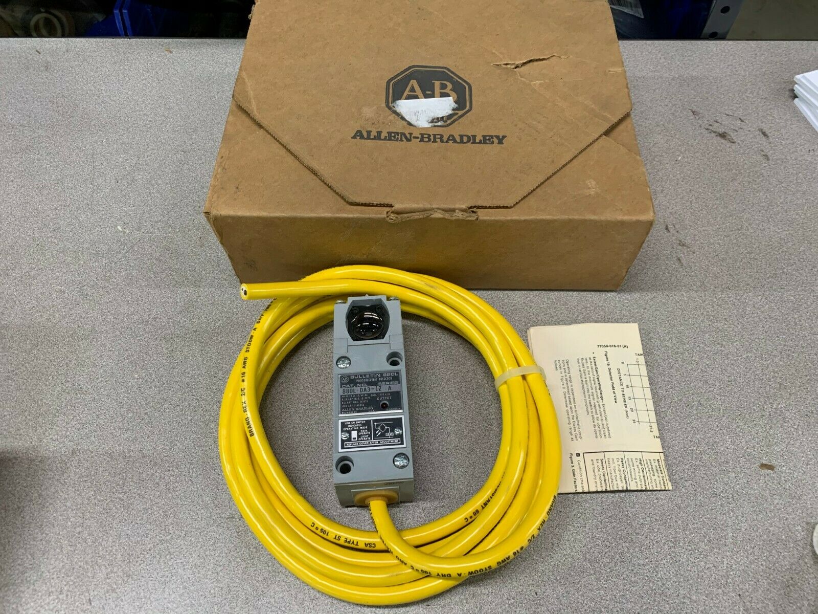 NEW IN BOX ALLEN-BRADLEY PHOTOELECTRIC SWITCH 880L-DA3-12 SERIES A