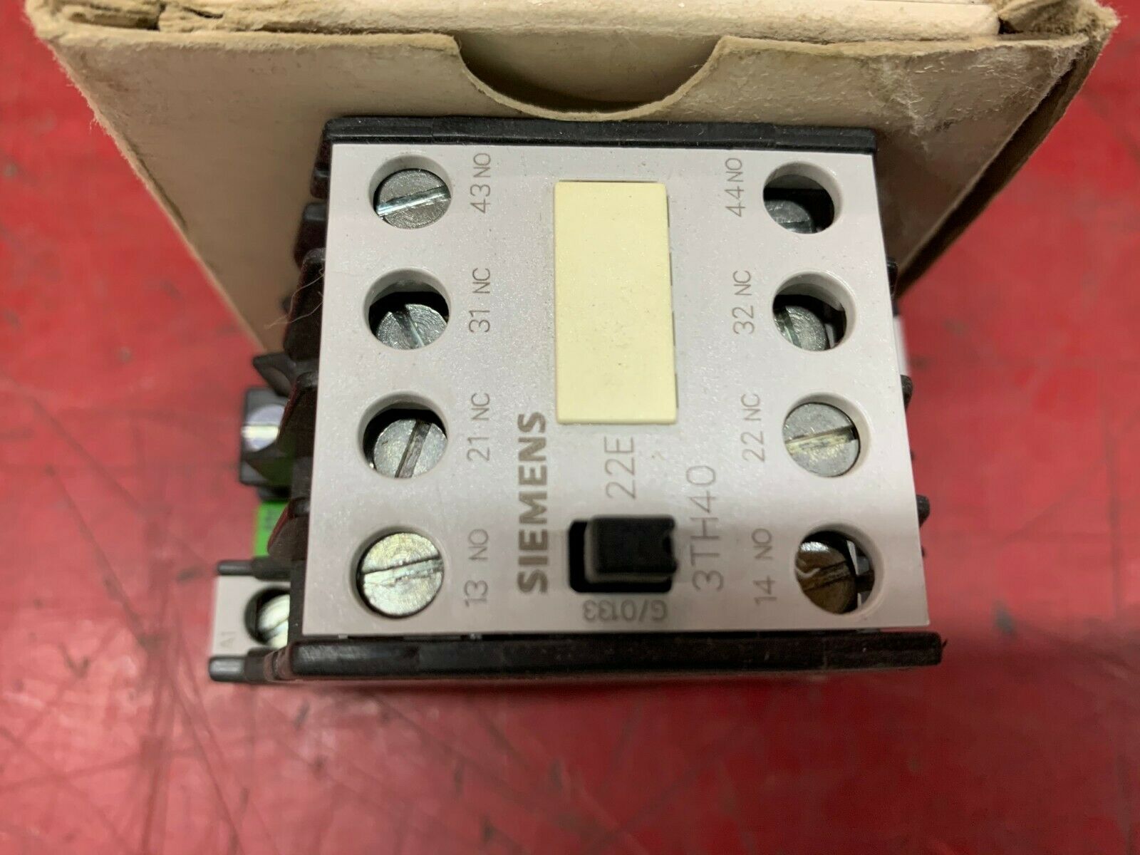 NEW IN BOX SIEMENS CONTROL RELAY 3TH40-22-0AJ2