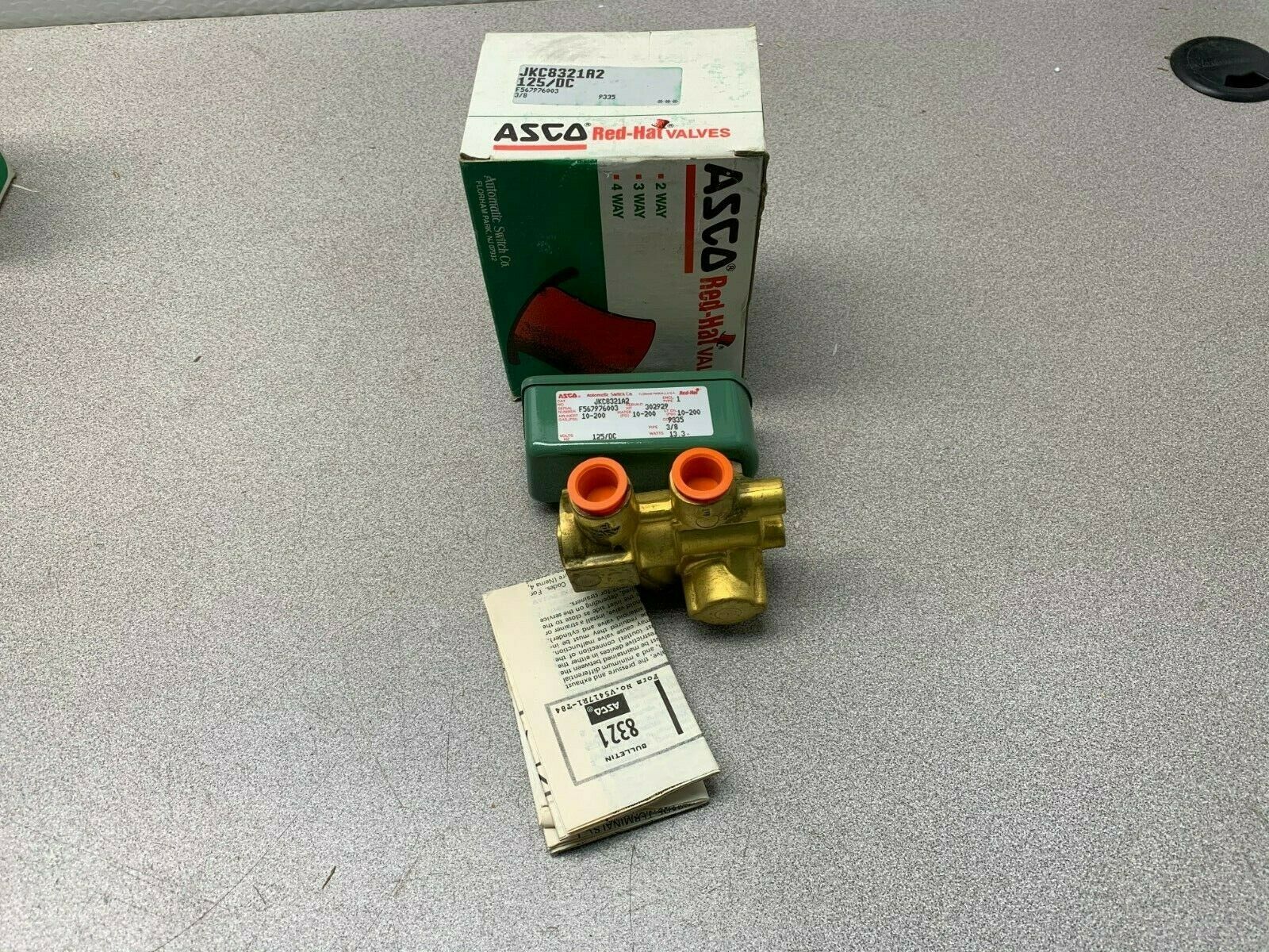 NEW IN BOX ASCO RED HAT 3/8" PIPE 125VDC. SOLENOID VALVE JKC8321A2