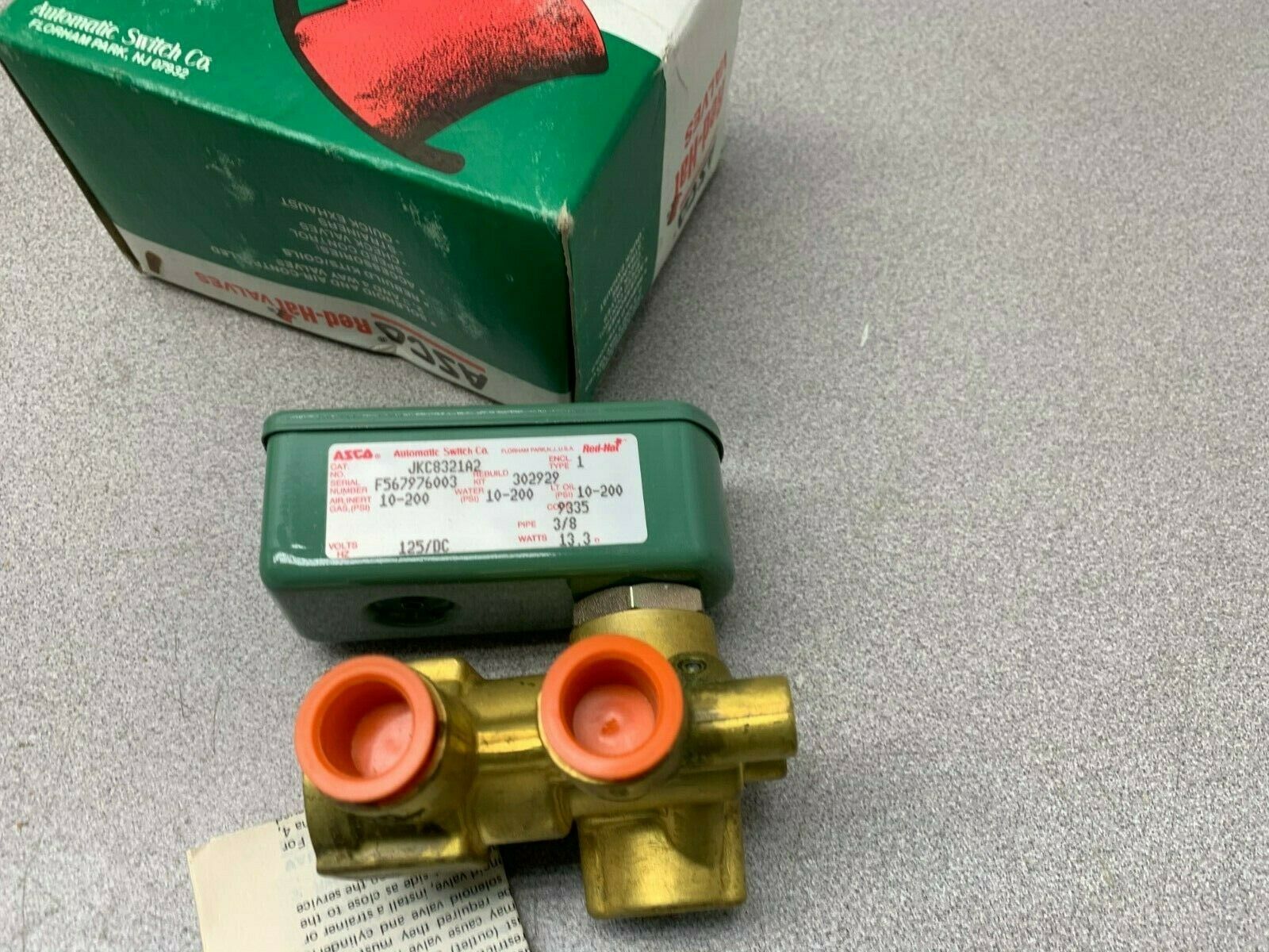 NEW IN BOX ASCO RED HAT 3/8" PIPE 125VDC. SOLENOID VALVE JKC8321A2