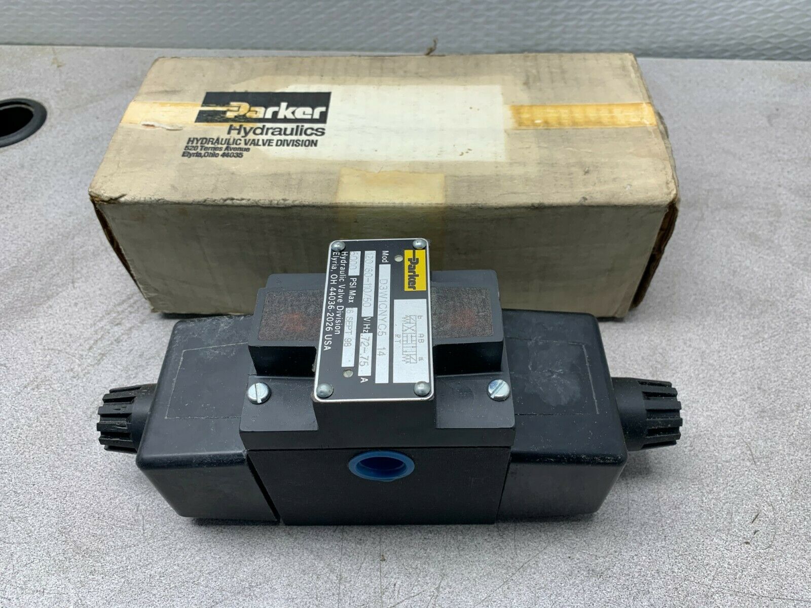 NEW IN BOX PARKER HYDRAULIC VALVE D3W1CNYC5 14