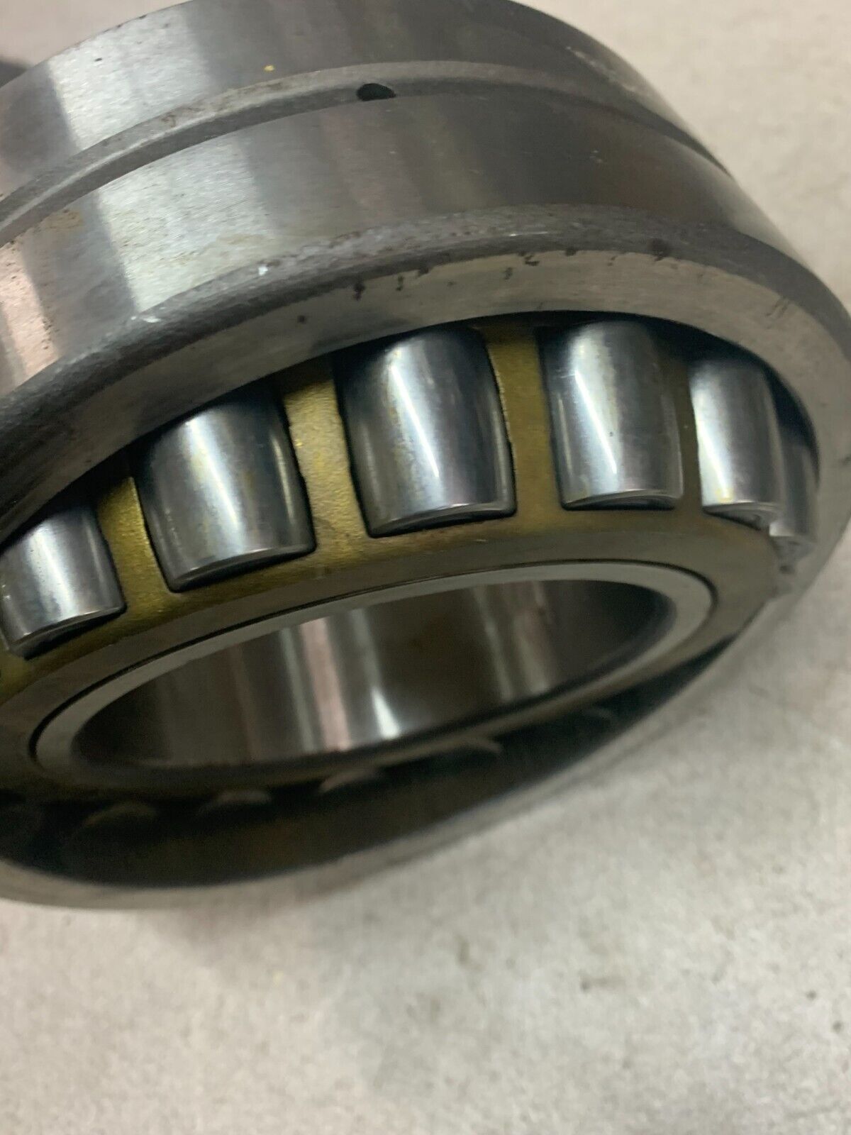 NEW NO BOX SKF SPHERICAL ROLLER BEARING 23220C C3