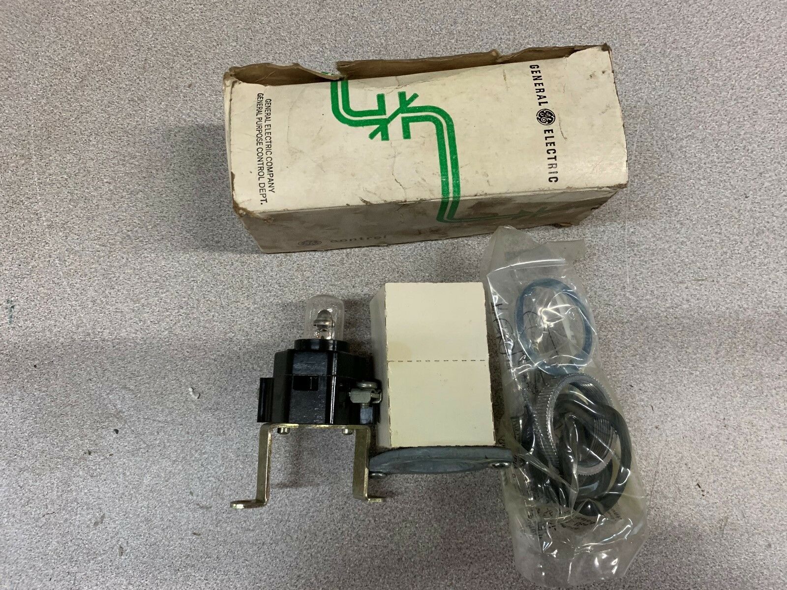 NEW IN BOX GE IND. LIGHT CR2940UC215B2