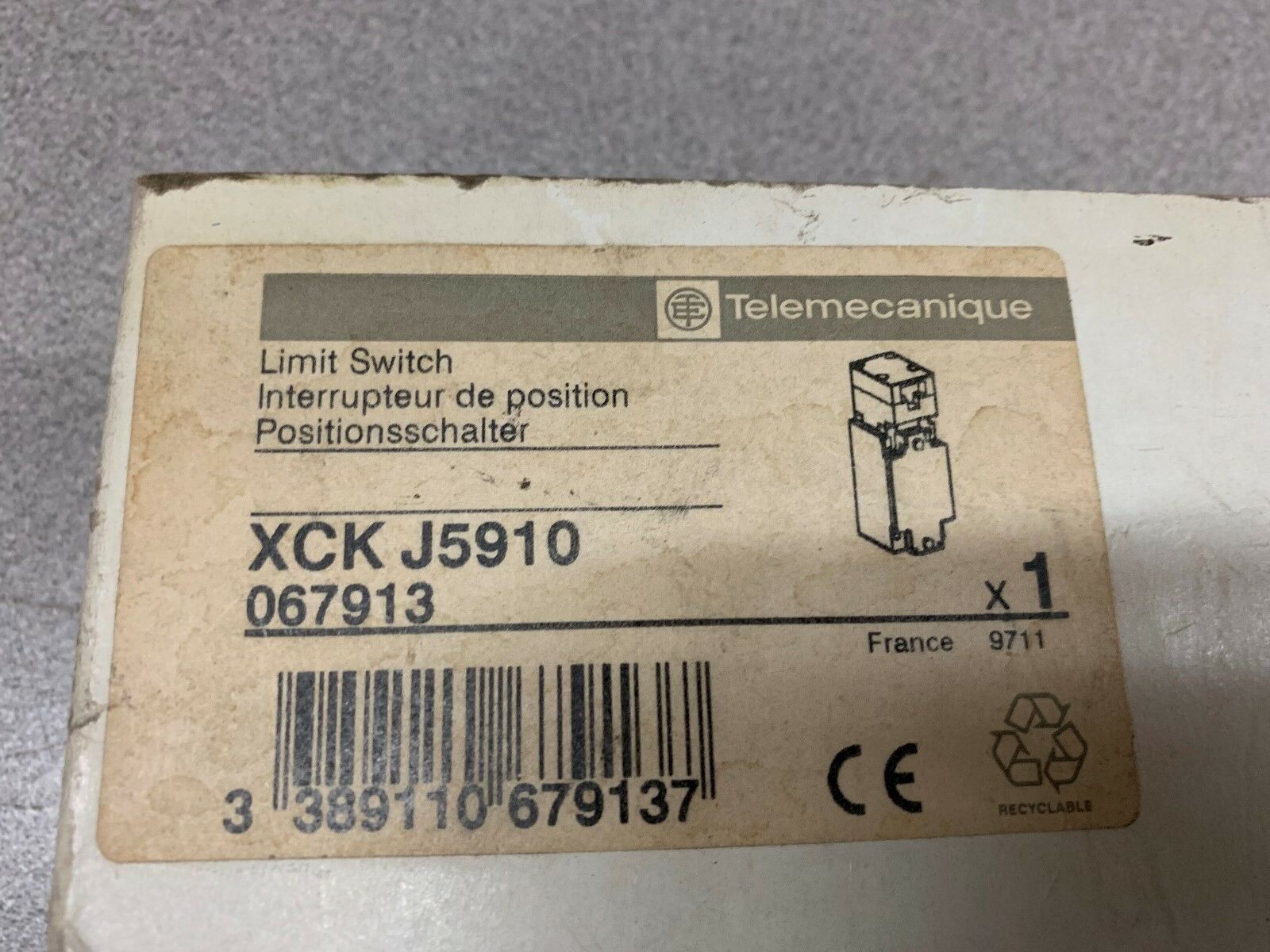 NEW IN BOX TELEMECANIQUE LIMIT SWITCH XCK J5910