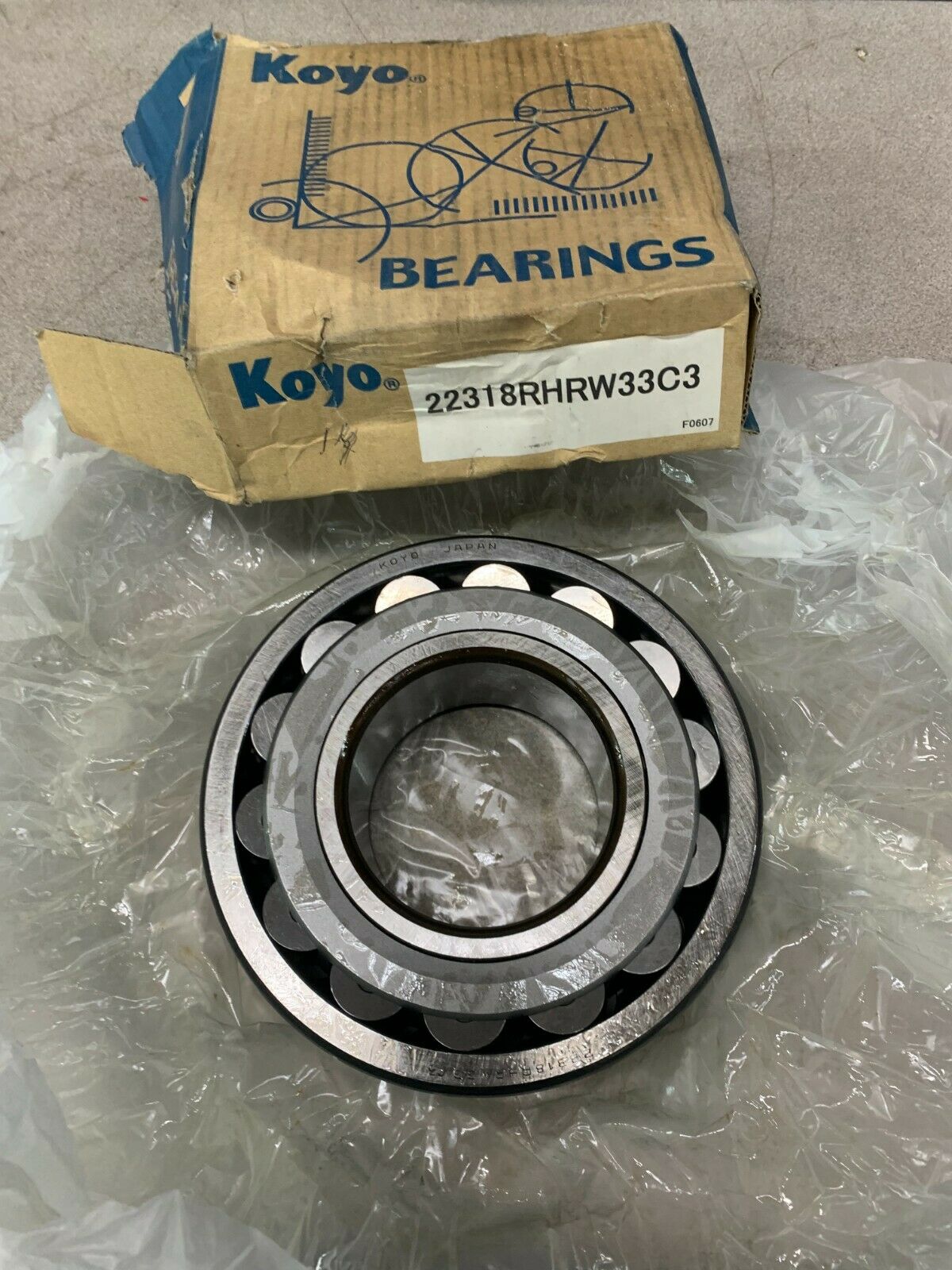 NEW IN BOX KOYO SPHERICAL ROLLER BEARING STRAIGHT BORE 22318RHRW33C3