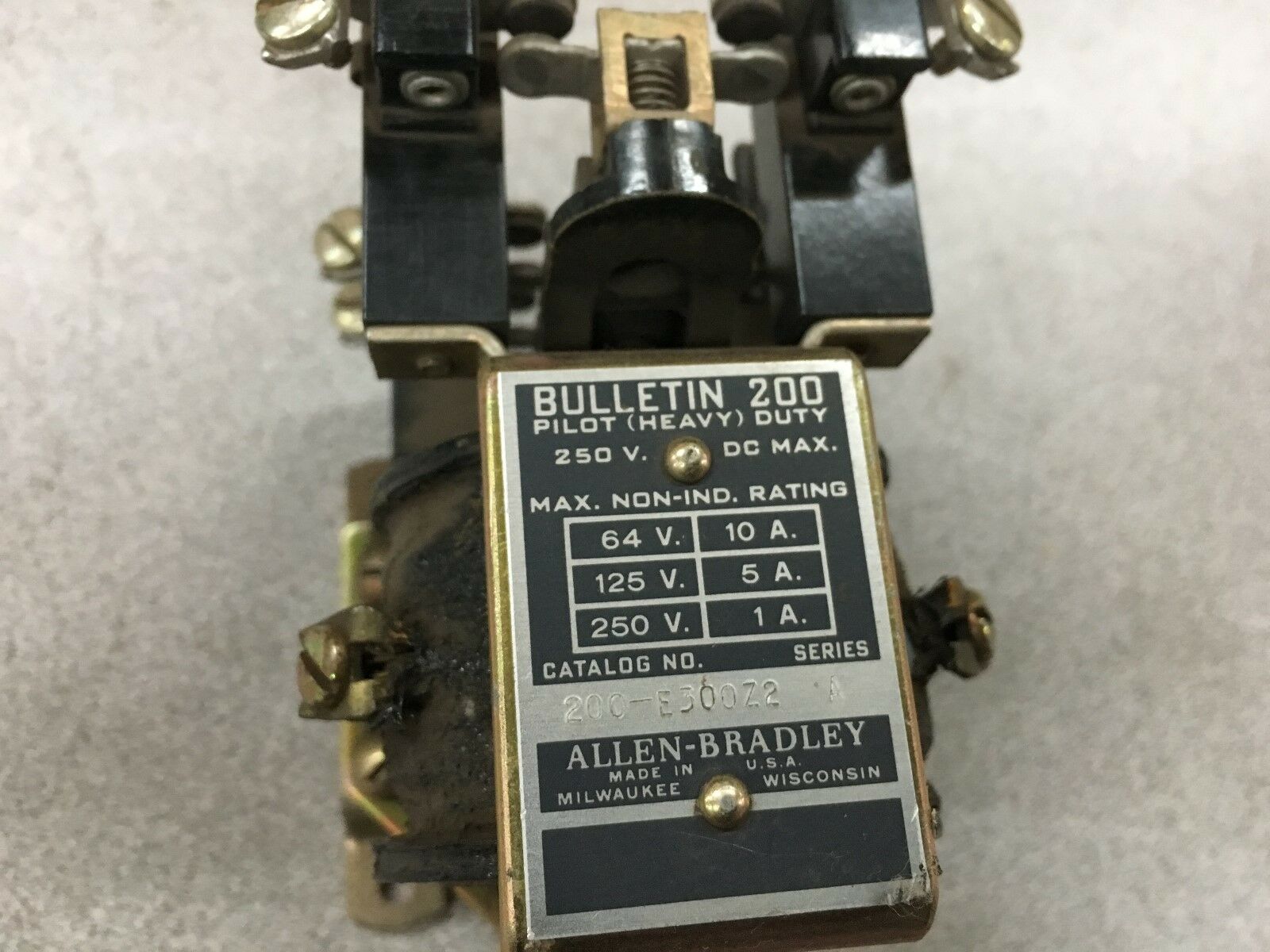 NEW NO BOX ALLEN BRADLEY RELAY 200-E300Z2 SERIES A