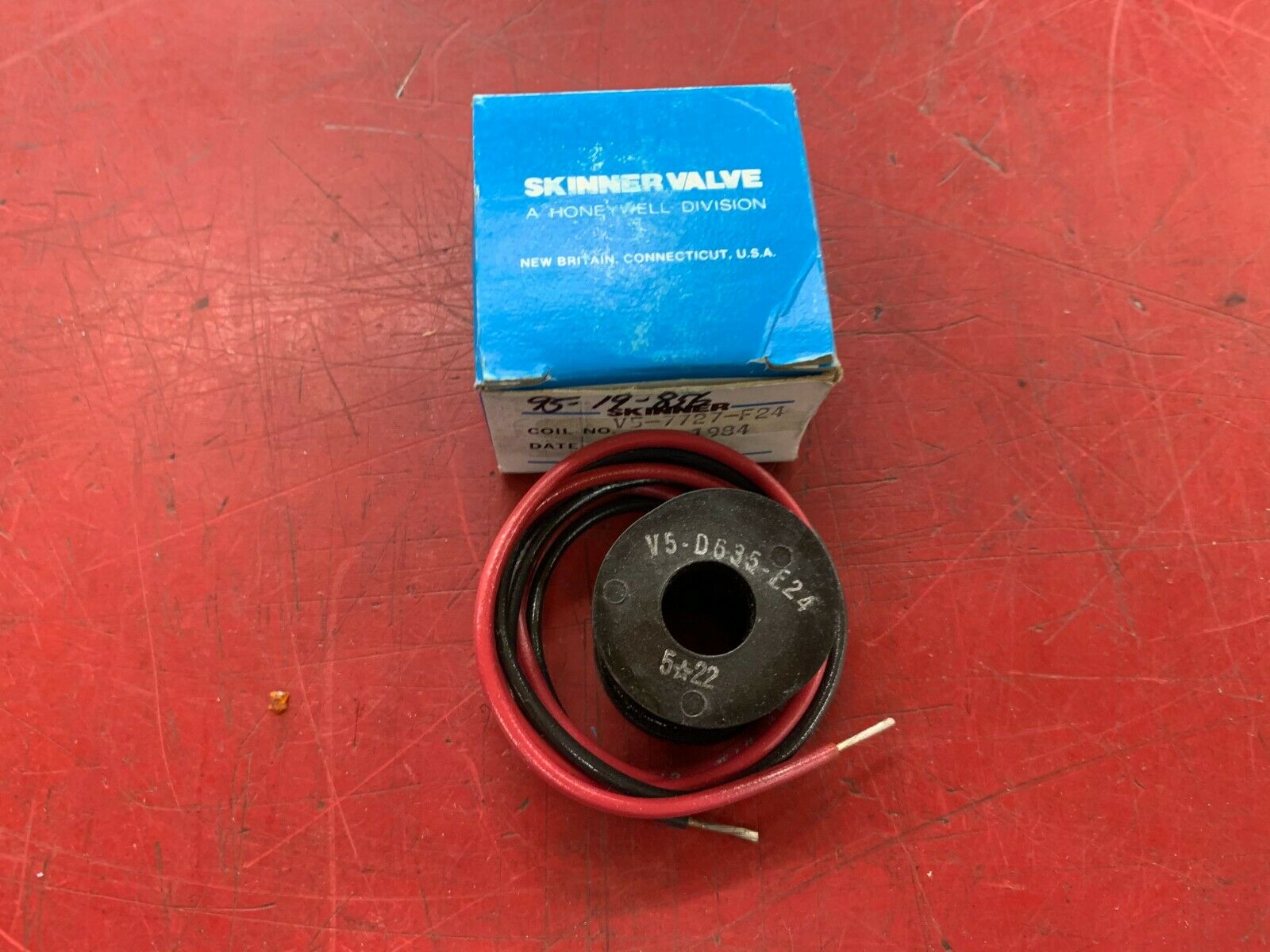 NEW IN BOX SKINNER SOLENOID VALVE V5-7727-F24