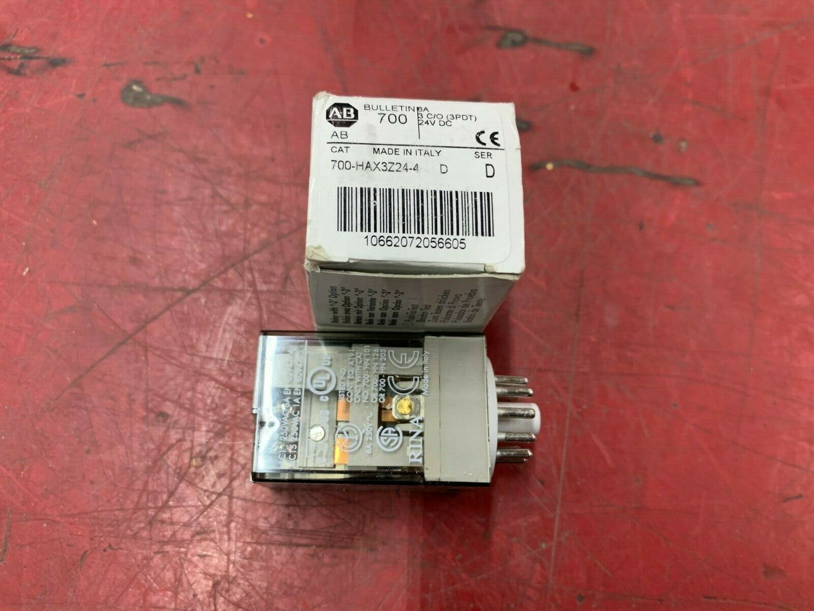 NEW IN BOX ALLEN BRADLEY RELAY 700-HAX3Z24-4 SERIES D