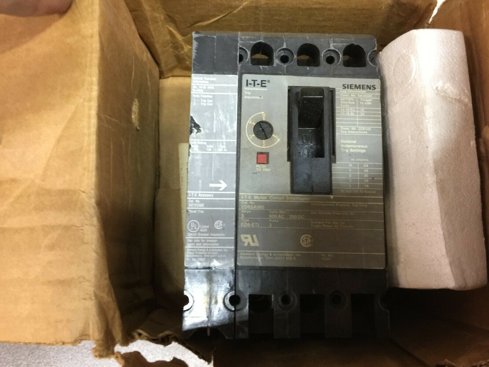 NEW IN BOX SIEMENS 5AMP 3POLE 600VAC 250VDC BREAKER WITH SHUNT TRIP ED63A005 / S