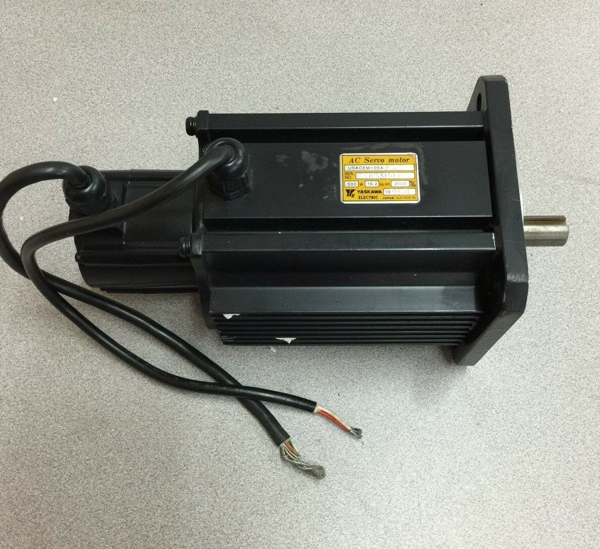 NEW YASKAWA AC SERVO MOTOR USACEM-05AA2K