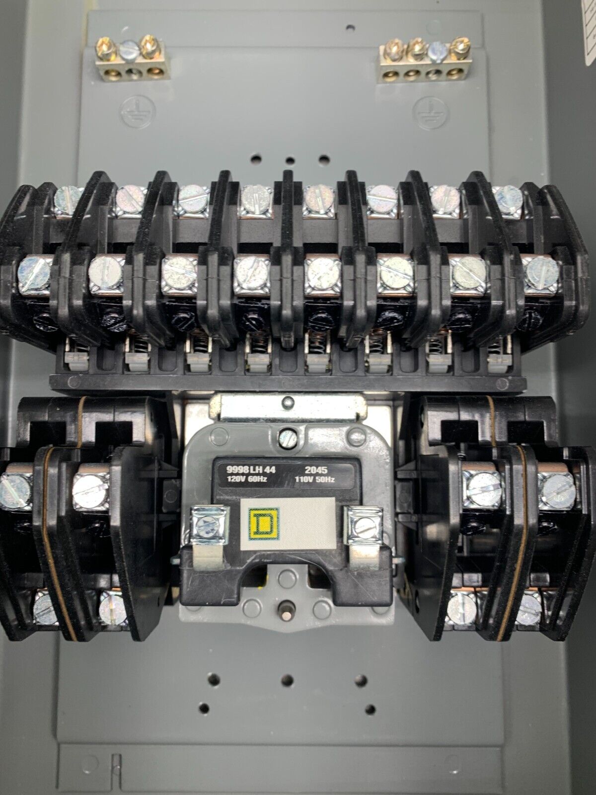 NEW NO BOX SQUARE D LIGHTING CONTACTOR WITH ENCLOSURE 8903LA1200V02 SERIES D