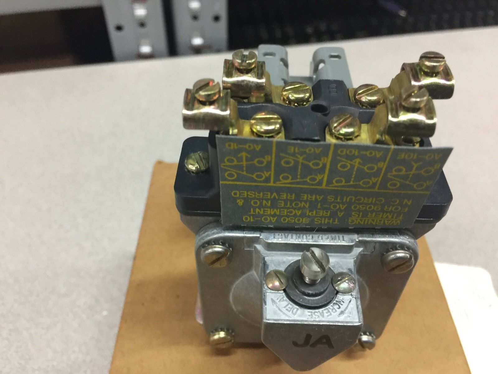 NEW IN BOX SQUARE D 120VAC PNEUMATIC TIMING RELAY A010EV02