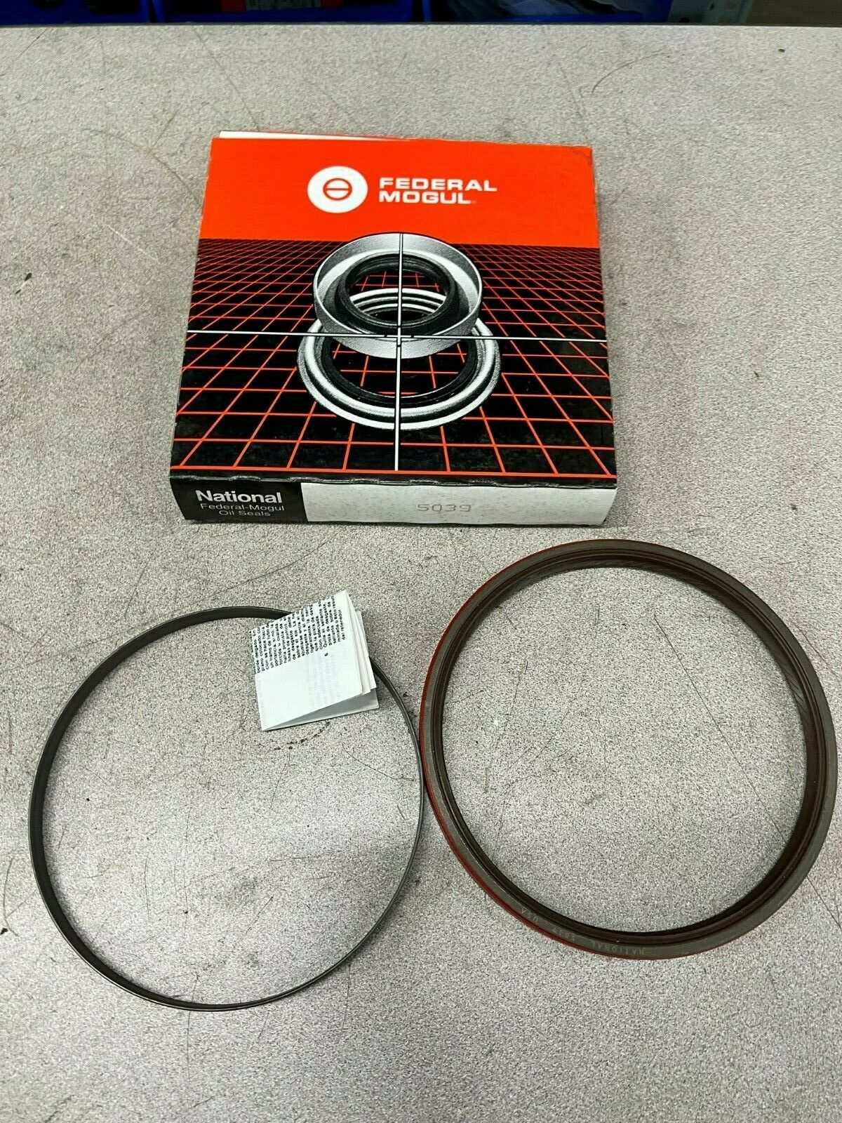 NEW IN BOX FEDERAL MOGUL OILSEAL 5039