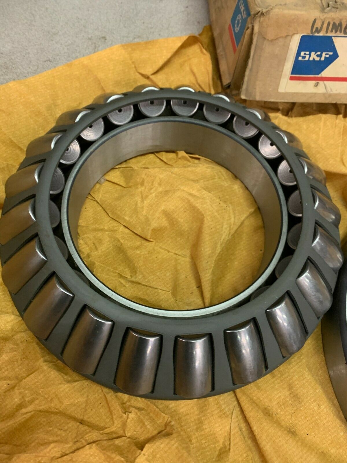 NEW IN BOX SKF 29328E SPHERICAL ROLLER THRUST BEARING 29328 E