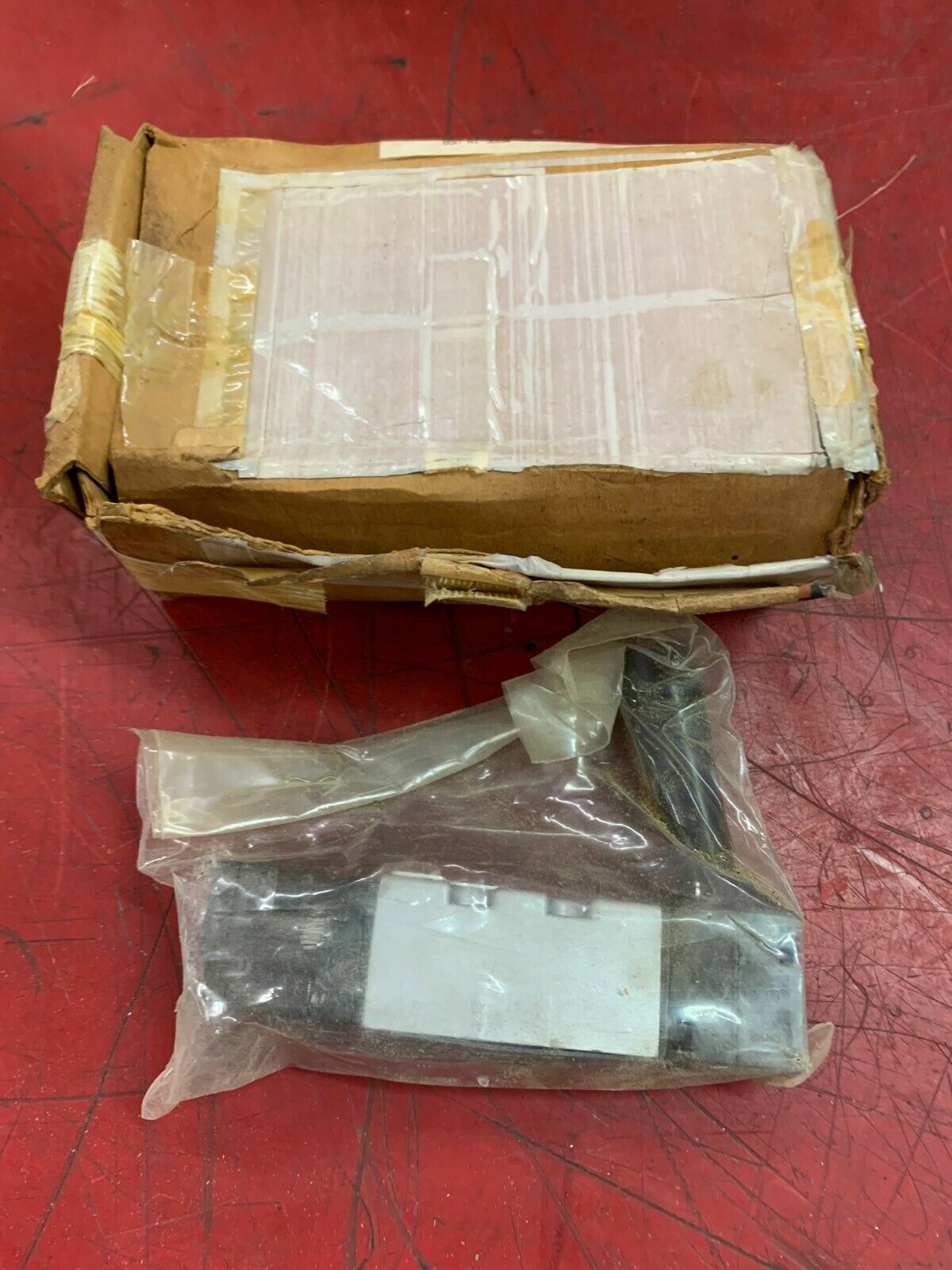 NEW IN BOX SCHRADER BELLOWS VALVE M20424120