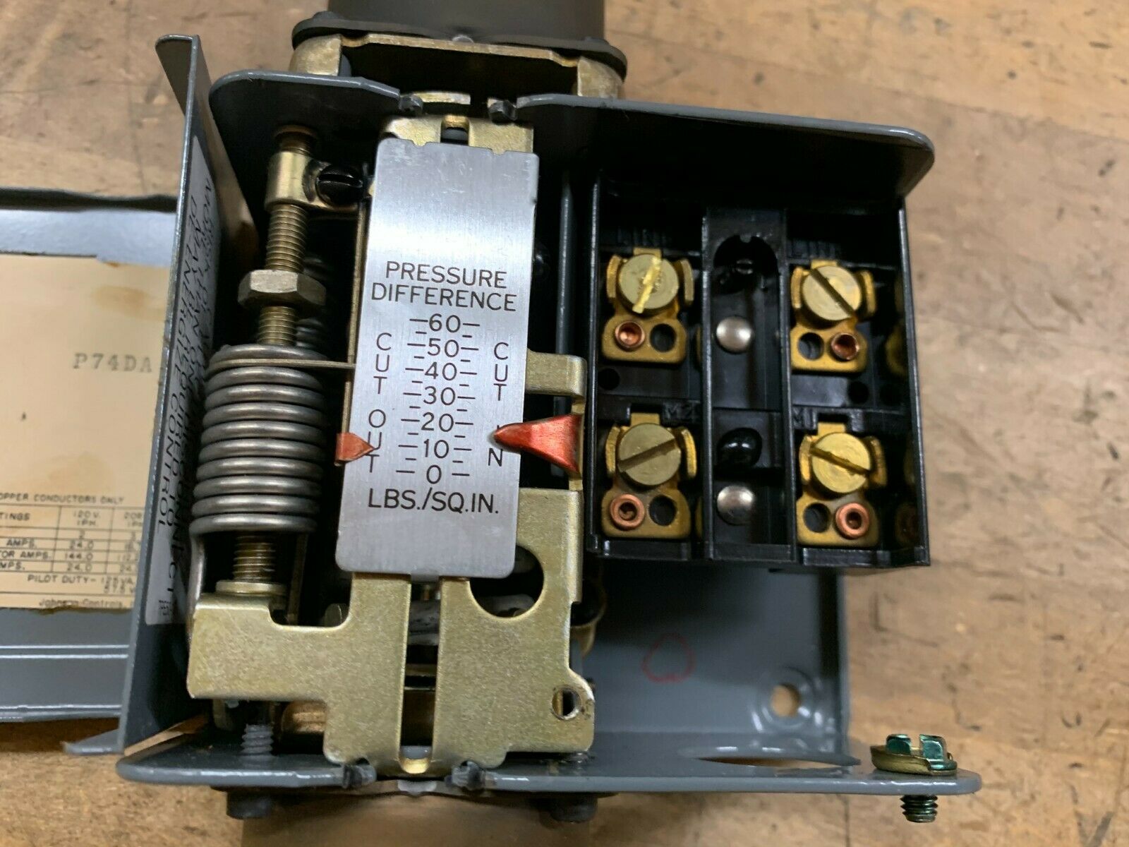 NEW PENN PRESSURE SWITCH P74DA-14