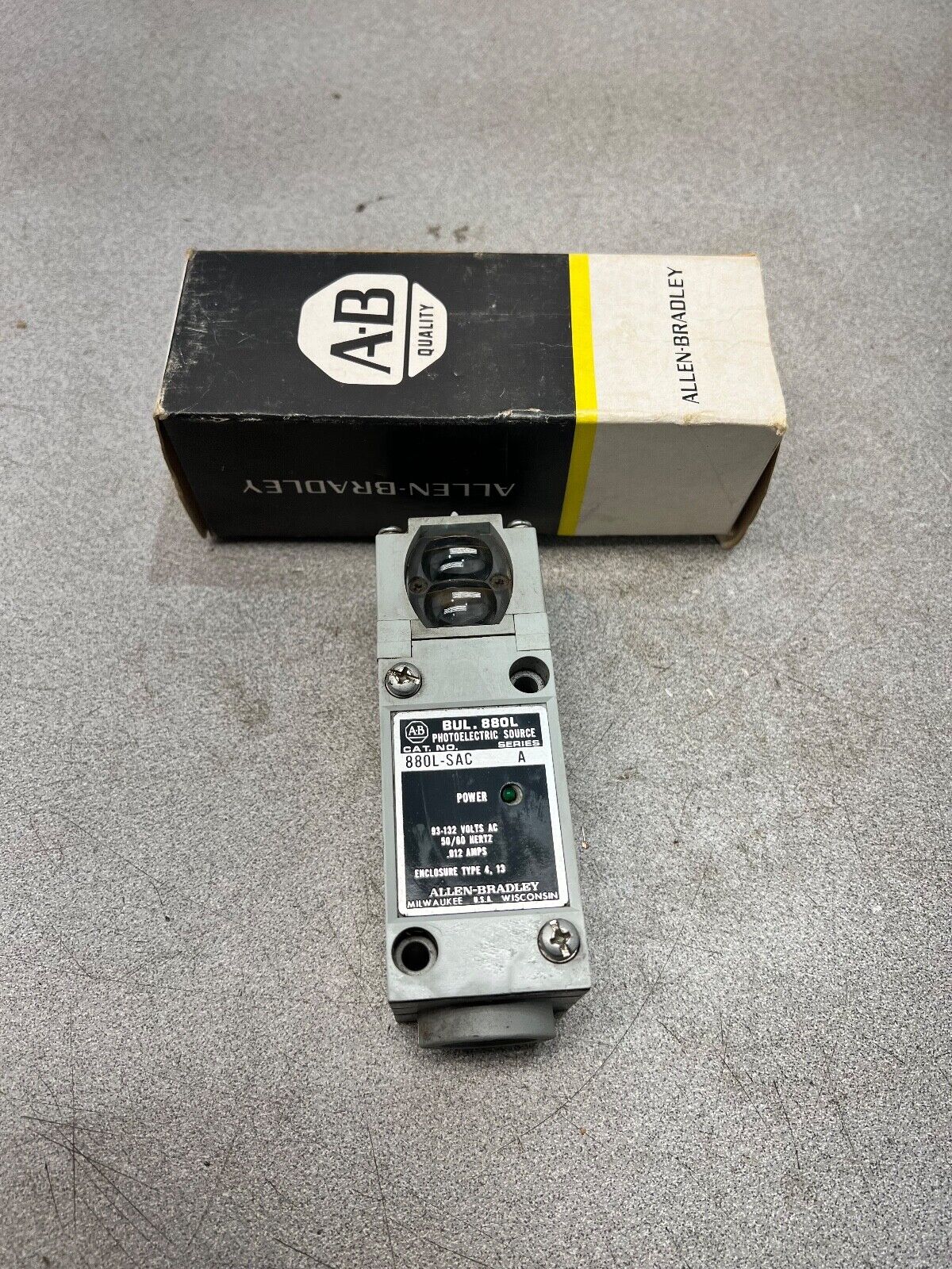 NEW IN BOX ALLEN BRADLEY PHOTOELECTRIC SWITCH 880L-SAC SERIES A