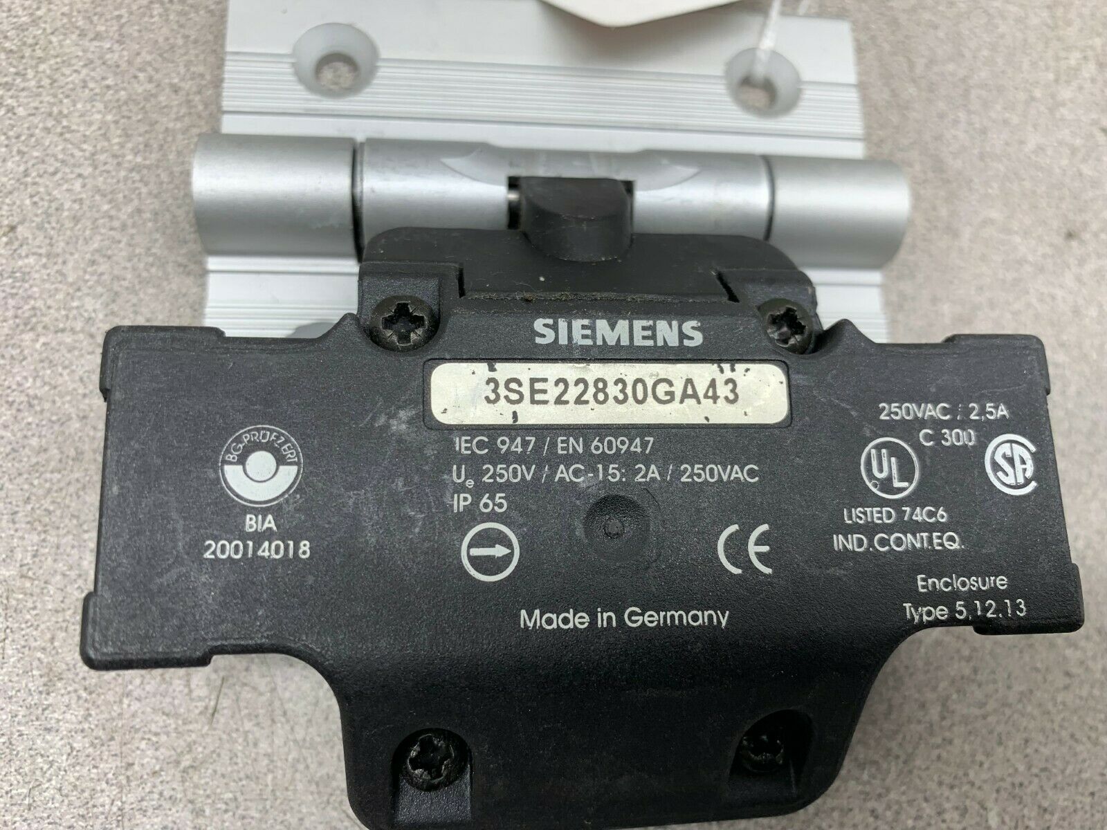 NEW NO BOX SIEMENS PART 3SE22830GA43