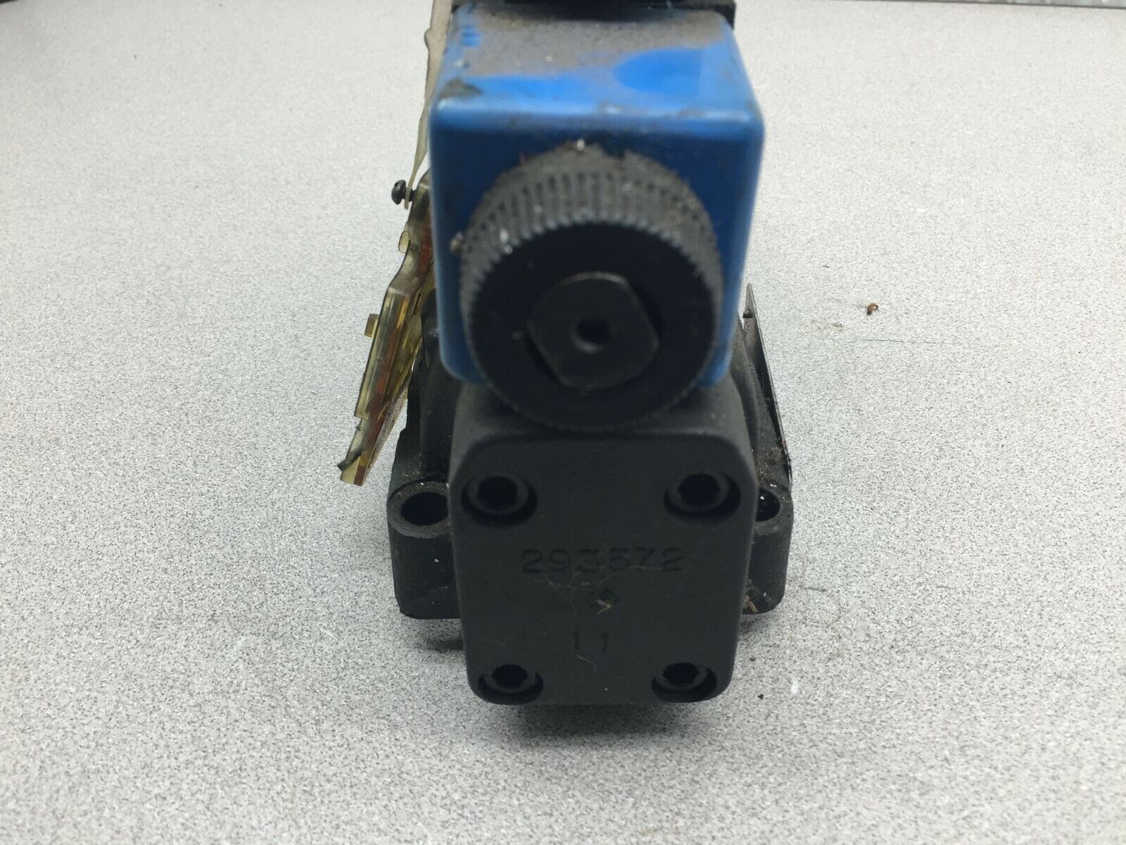 USED VICKERS 120 VAC COIL DIRECTIONAL CONTROL VALVE 02-127392