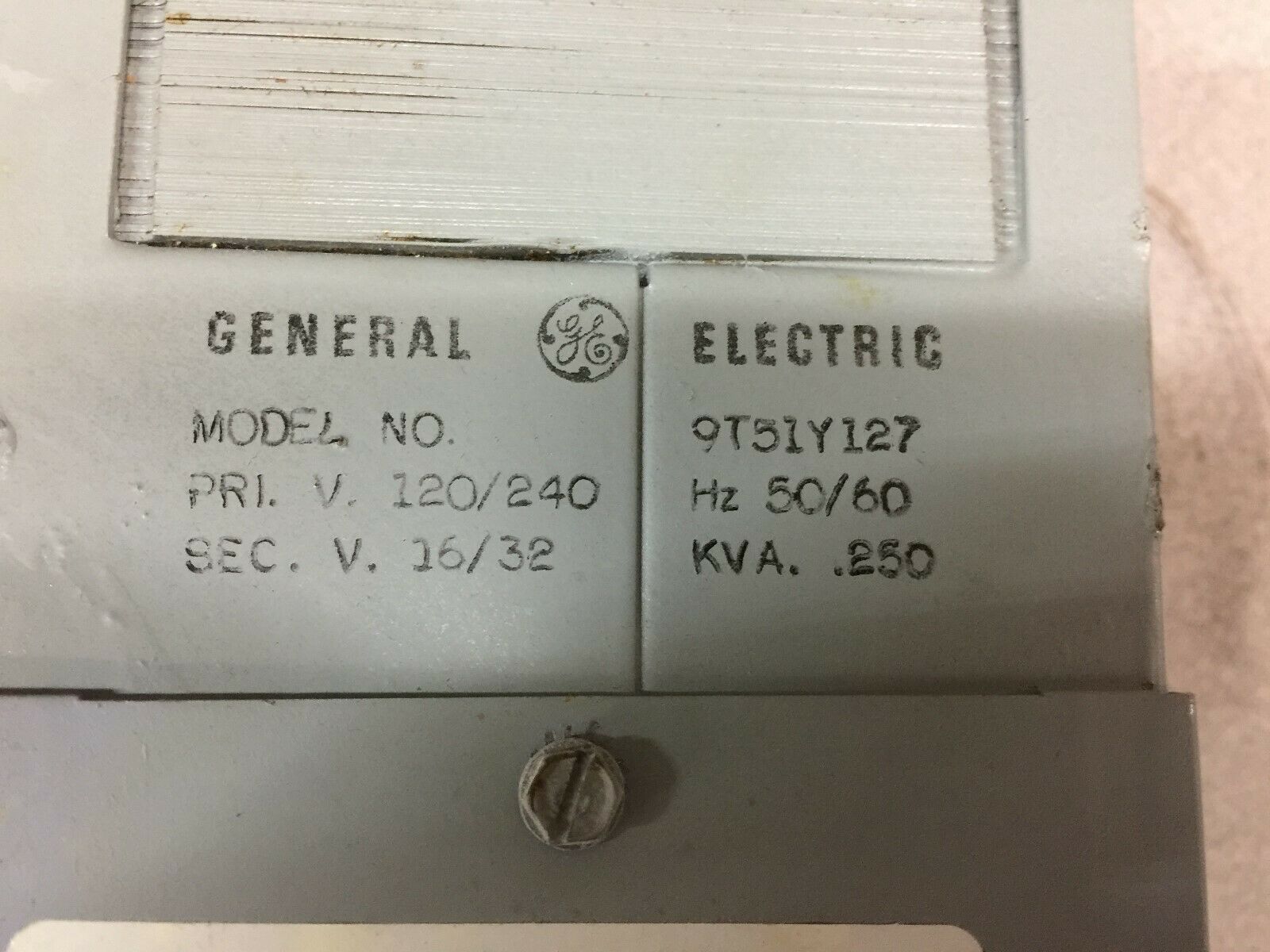 NEW IN BOX GE .250 KVA 120/240VAC PRI 16/32VAC SEC 9T51Y127