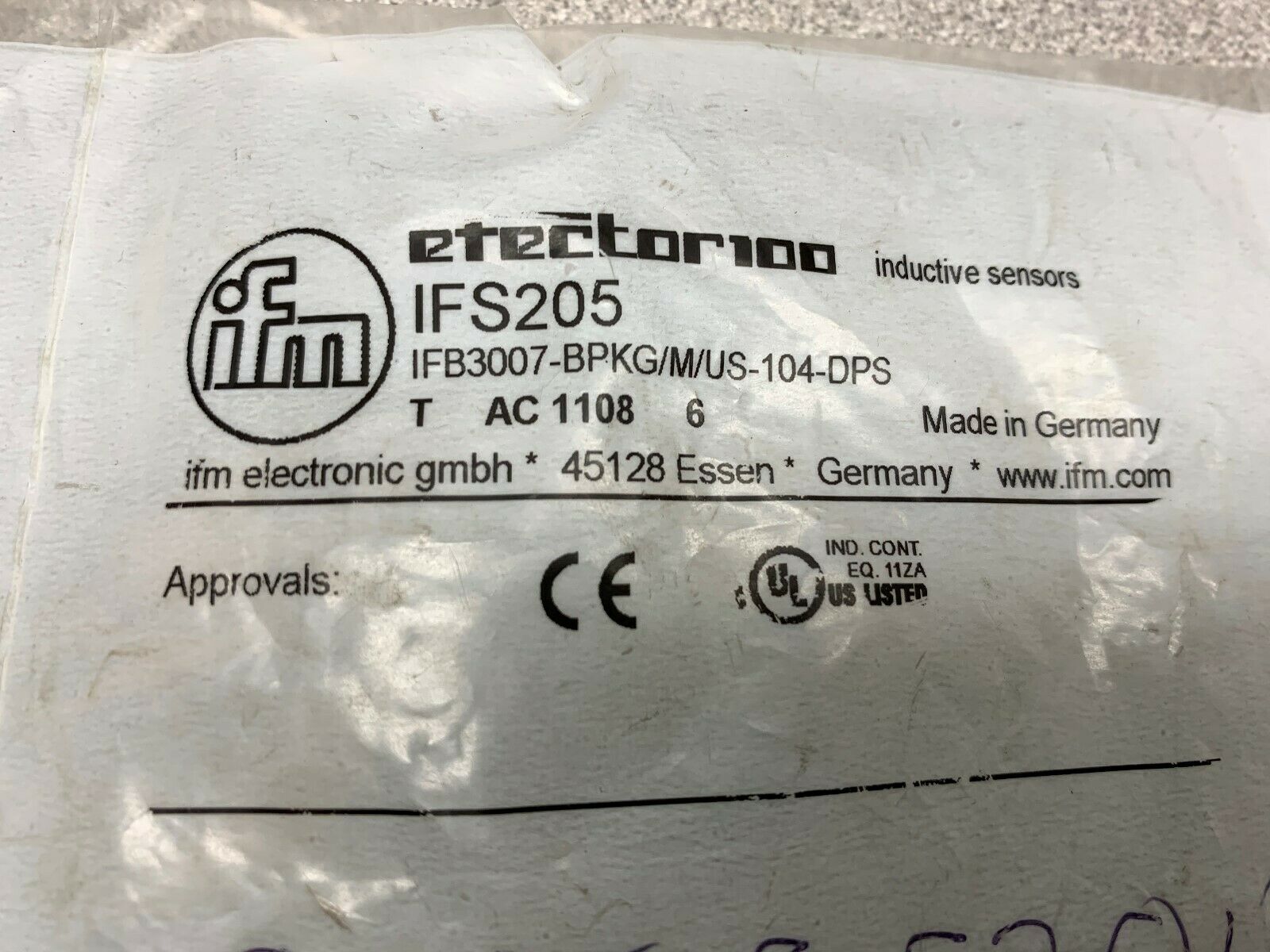 NEW IN FACTORY PACKAGE EFECTOR100 SENSOR IFB3007-BPKG/M/US-104-DPS