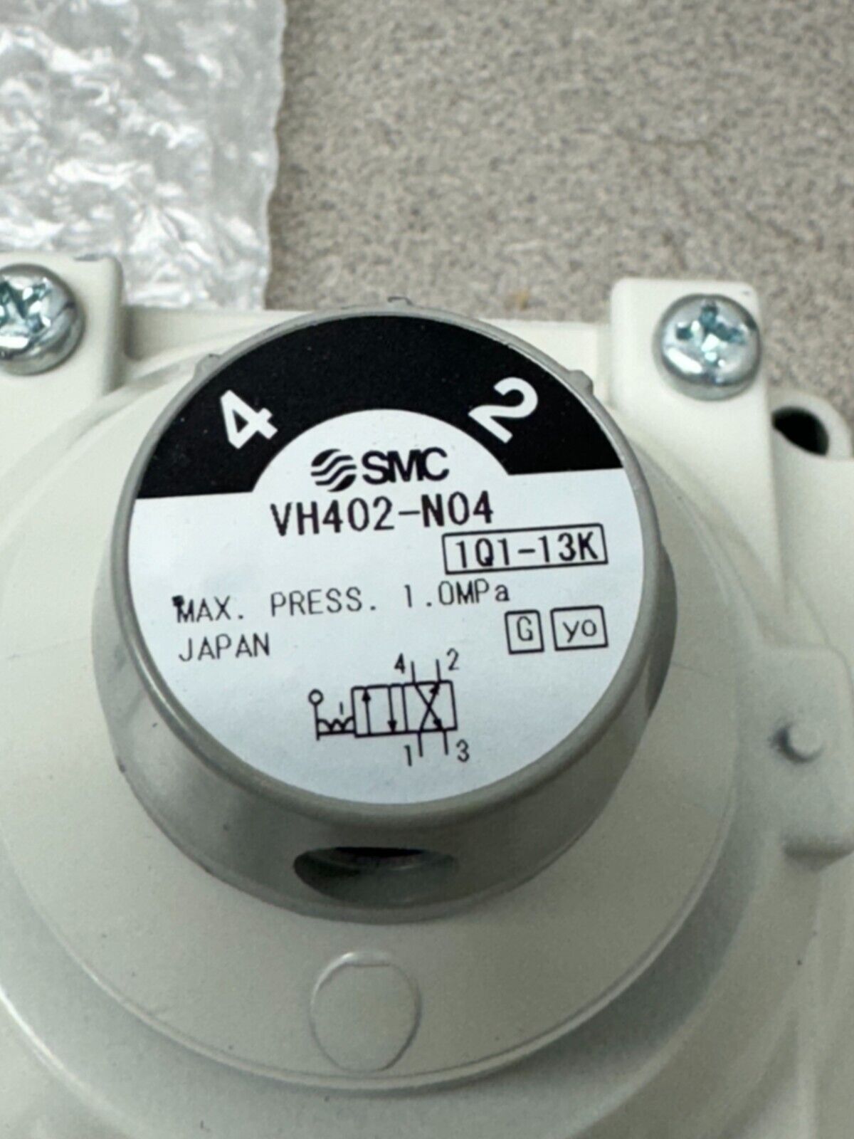 NEW NO BOX SMC HAND VALVE VH402-N04