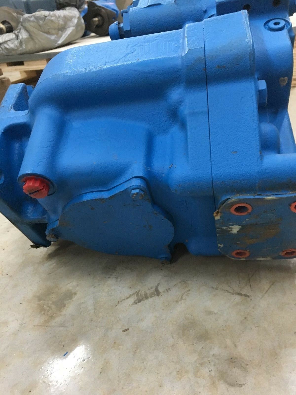 NEW NO BOX VICKERS 323050 HYDRAULIC PUMP PVH074R