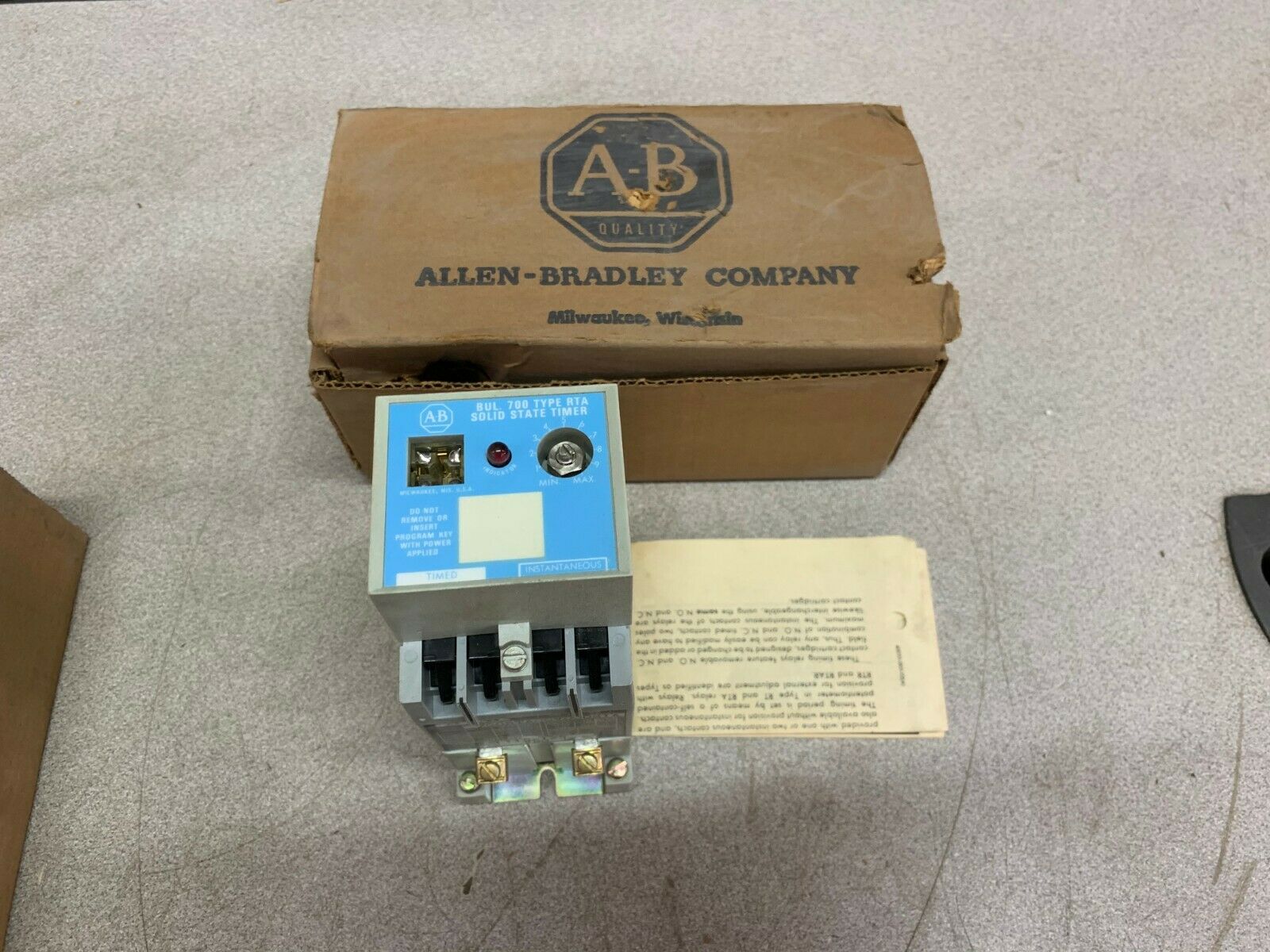 NEW IN BOX ALLEN-BRADLEY SOLID STATE TIMER 700-RTA00V000Z1A