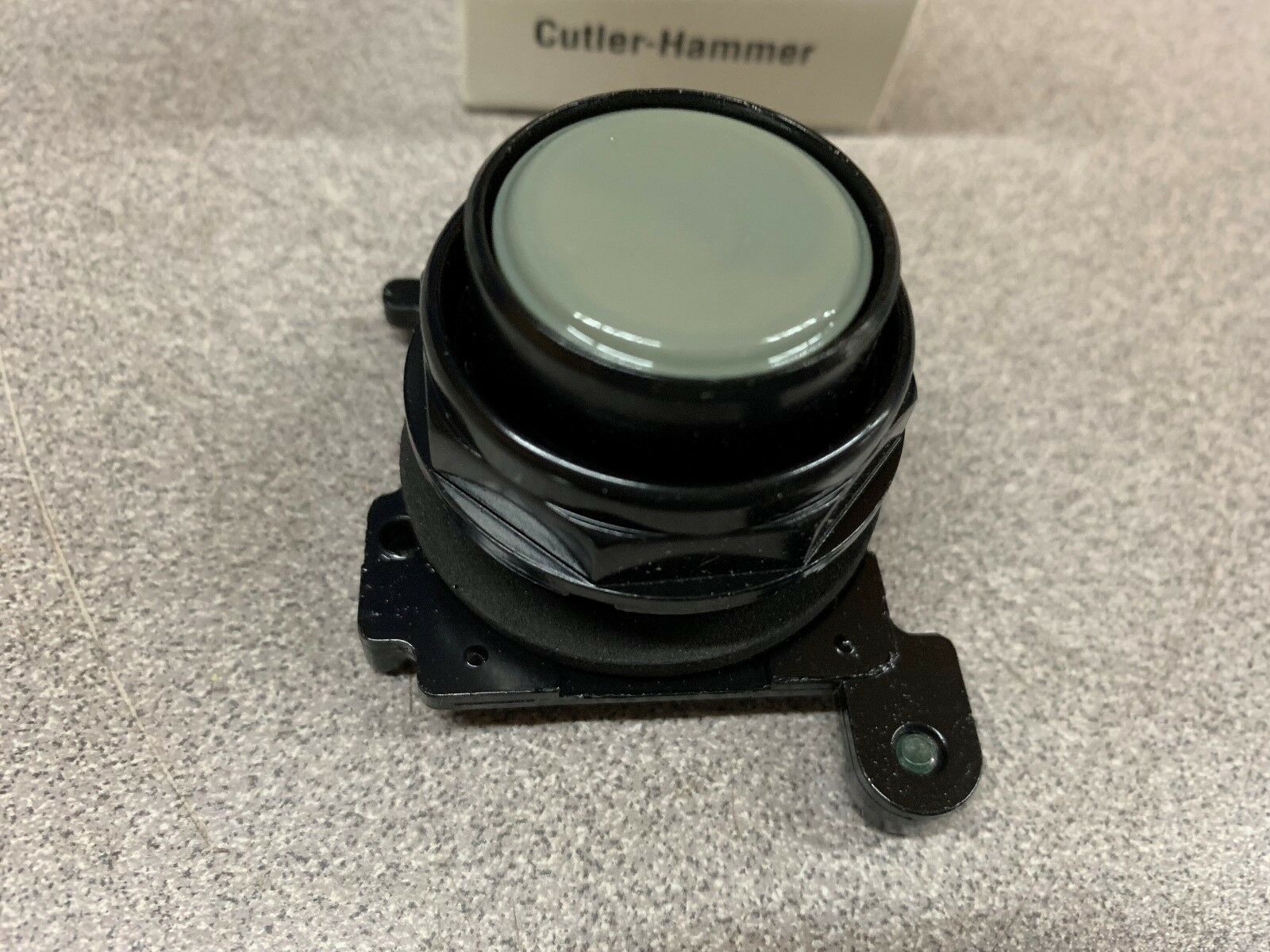 NEW IN BOX CUTLER HAMMER BUTTON E34PB7 SERIES A1