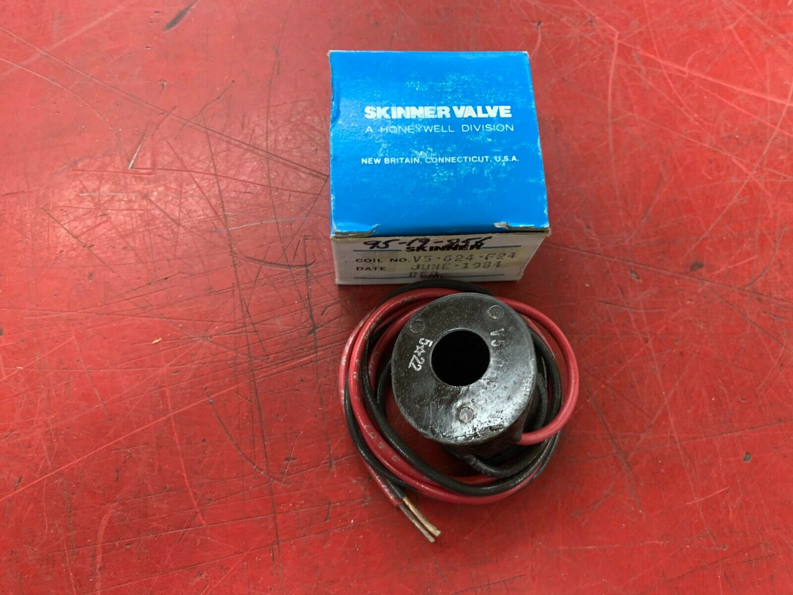 NEW IN BOX SKINNER SOLENOID VALVE V5-624-F24