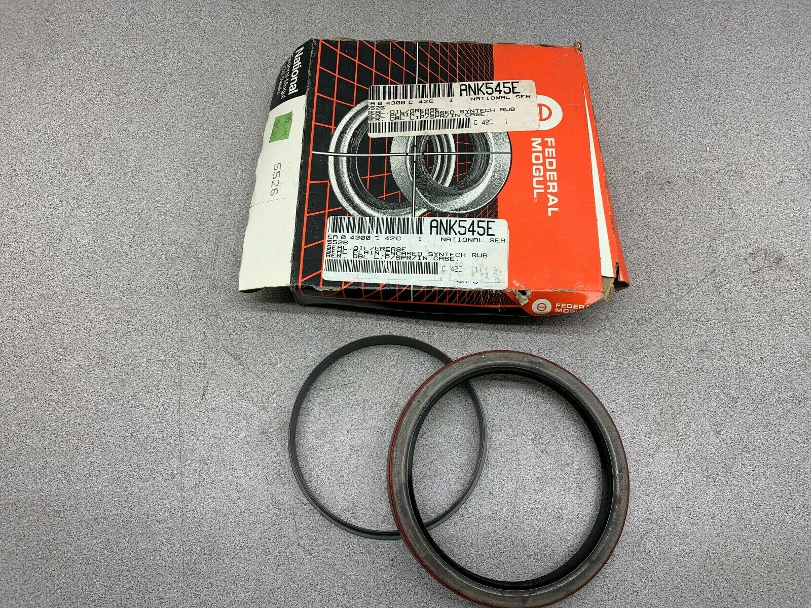 NEW IN BOX FEDERAL MOGUL SEAL 5526